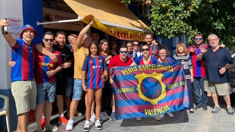 ConfePenyesFCB's tweet photo. 🗣️ Some other penyes, like @BucharestPenya, @BanglaBarca or @BarsaCabanyal, followed the match from a distance, shouting and chanting tirelessly.

🔵🔴 #FemBarçaFemPenya #ForçaBarça https://t.co/QMorMhxJuj