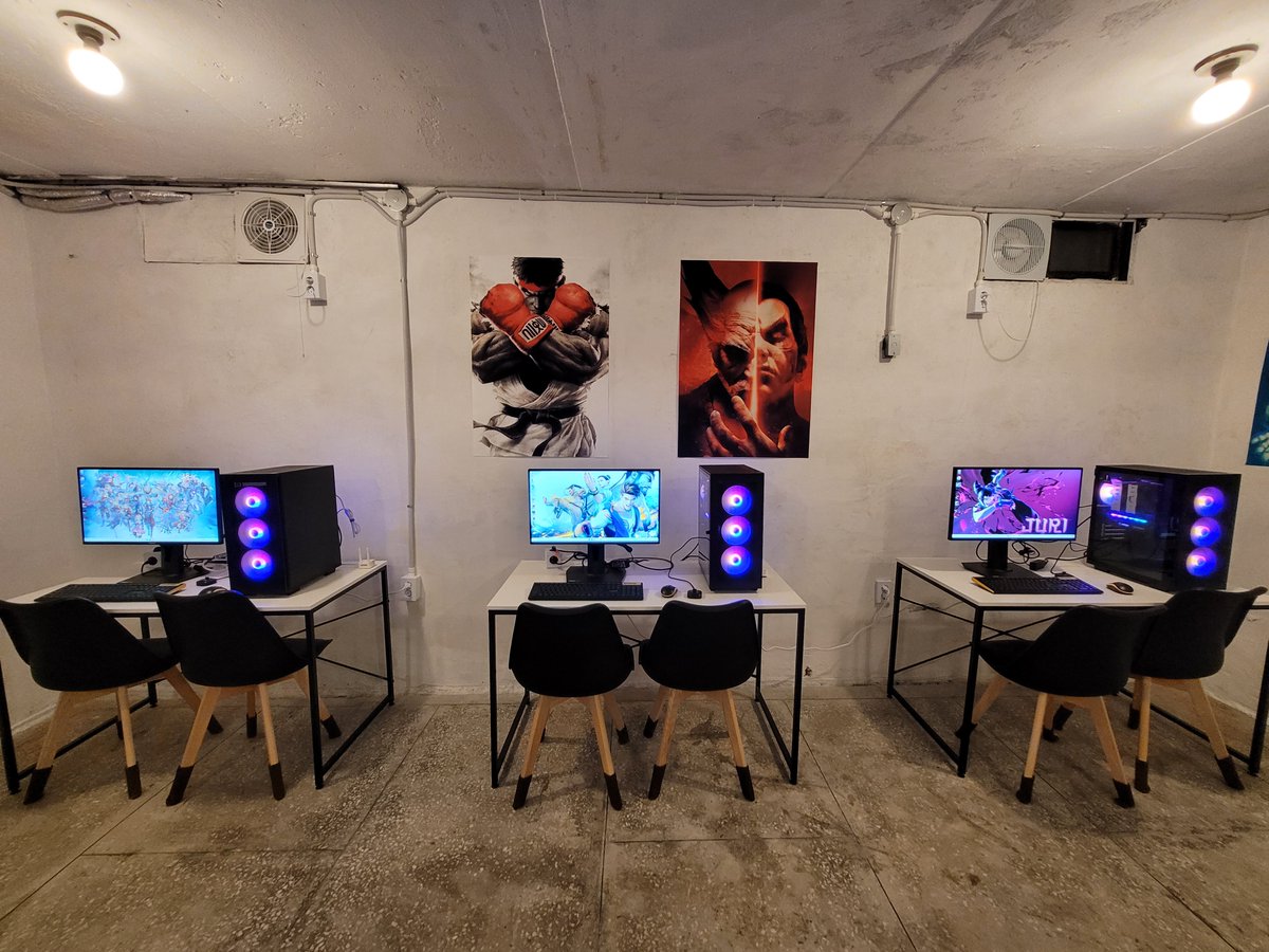 Fight Club is only place where you can play Fighting Games with very powerful PC set ups in Korea.
Playing games, water, snacks... everything is FREE.
Inside the Fight Club, there are a total of 6 PC set ups and tables for relax (2/6).