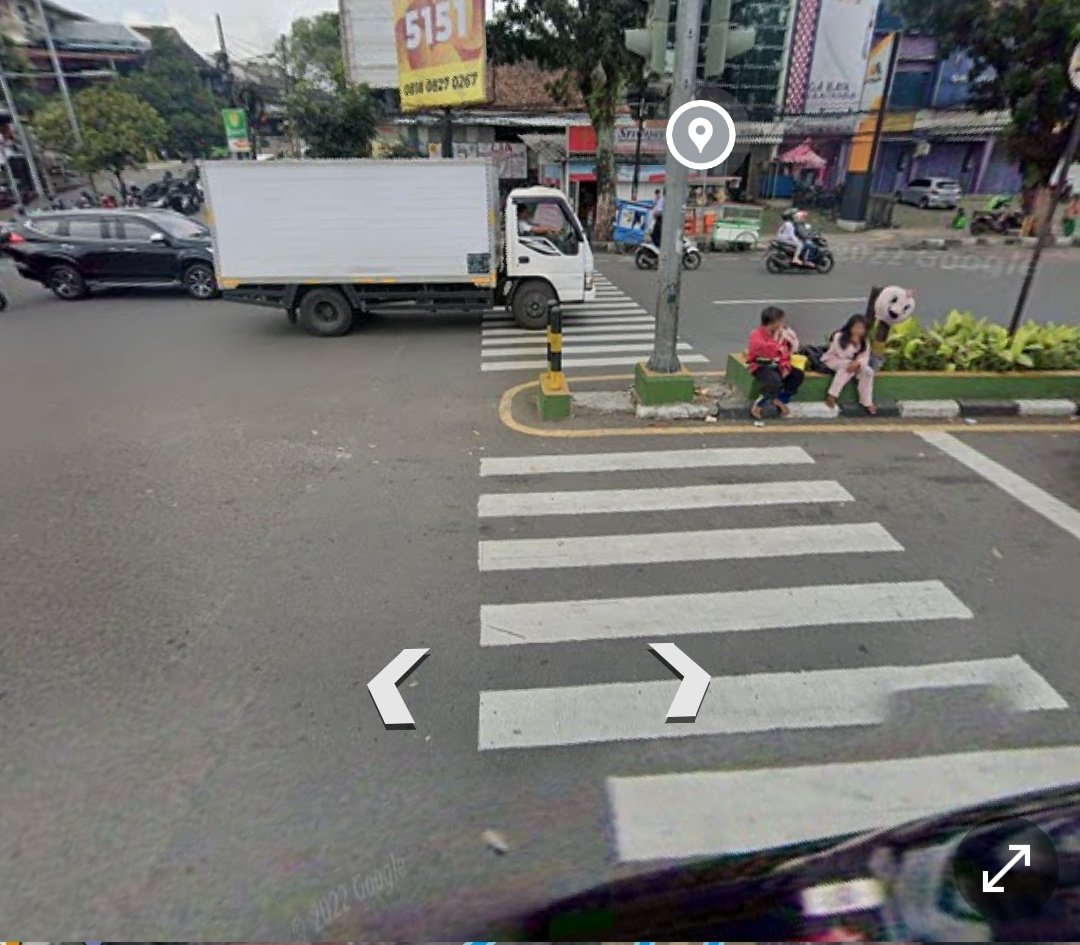 txtdaribogor's tweet photo. Daripada bangun JPO "Jambu 2" yang dimana sudah ada Pelican Crossing yang cukup membantu buat mobilitas akses penyebrangan.

Kenapa engga coba perhatikan JPO yang ada dulu?

Ya, salah dua contohnya JPO Stasiun Bogor sama JPO Veteran depan Mall BTW ini 😁 https://t.co/KO4PsO3Tv1