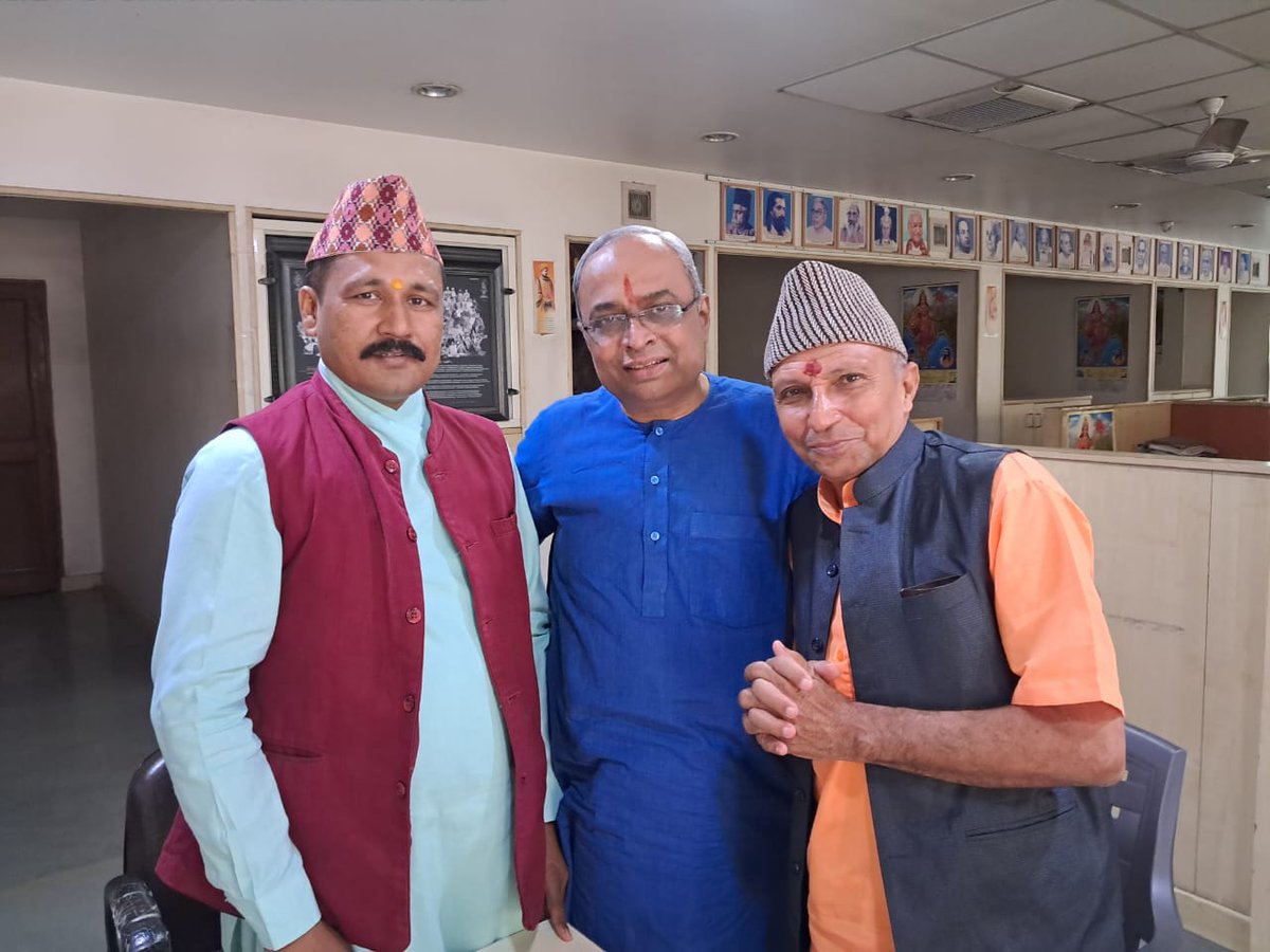 HinduJagrutiOrg's tweet photo. श्री. विनोद परिहार जी के माध्यम से @VHPDigital के केंद्रीय कार्यलय में परिषद के नेपाल महासचिव श्री.जितेंद्र कुमार सिंह तथा सचिव श्री.राजन उपाध्याय जी से @HinduJagrutiOrg के राष्ट्रीय मार्गदर्शक @hjsdrpingale जी ने ली सदिच्छा भेट ! https://t.co/wdrJwW6mLp