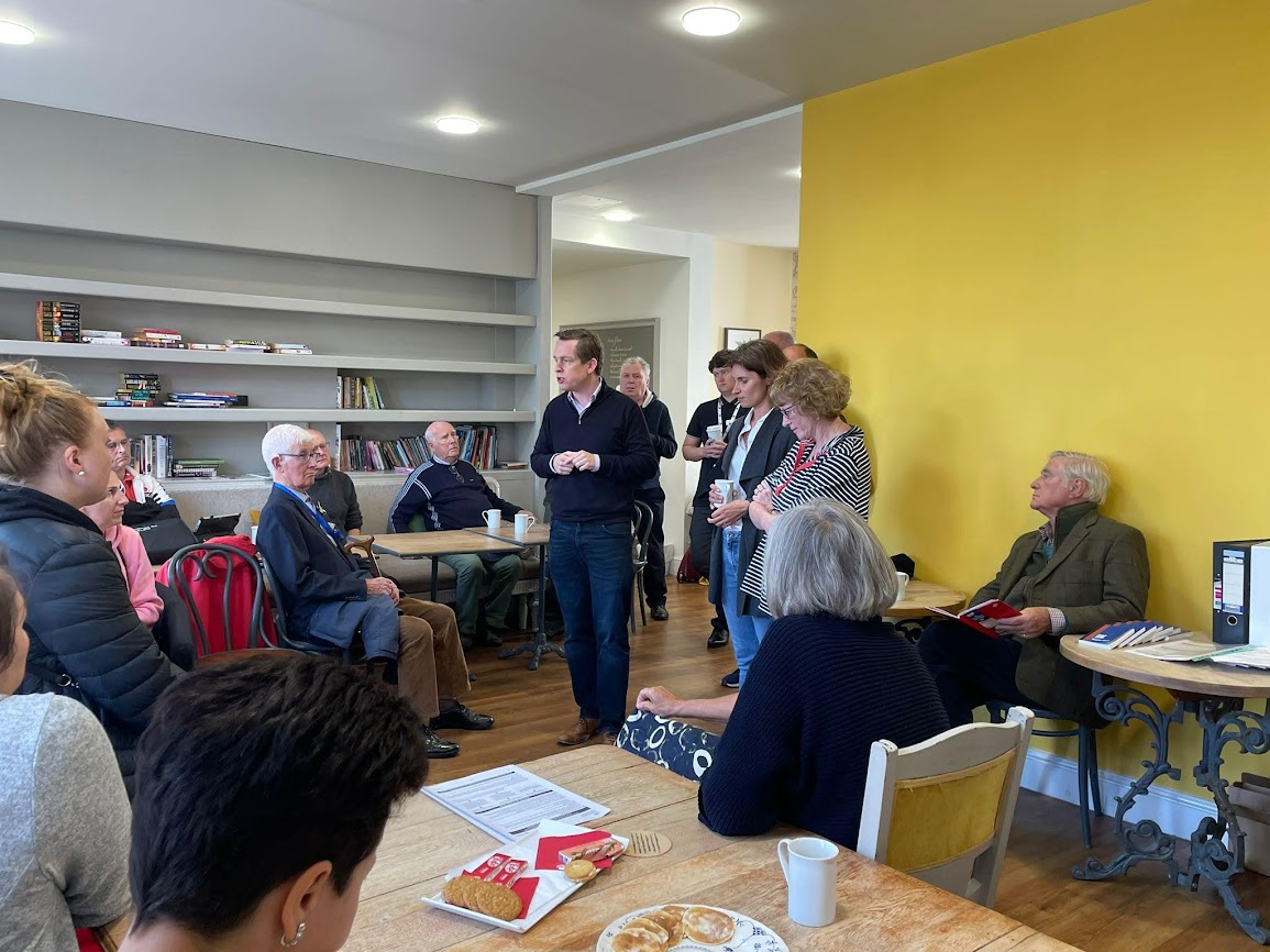 VotePursglove's tweet photo. Humbled to have visited the #Oundle Ukraine Support Group, which helps local Ukrainian refugees &amp; hosts, to hear about their experiences and discuss what more can be done to aid their integration. I’m proud of #CorbyEN’s generous response and will continue to assist where I can. https://t.co/pP6Yj8zxp7