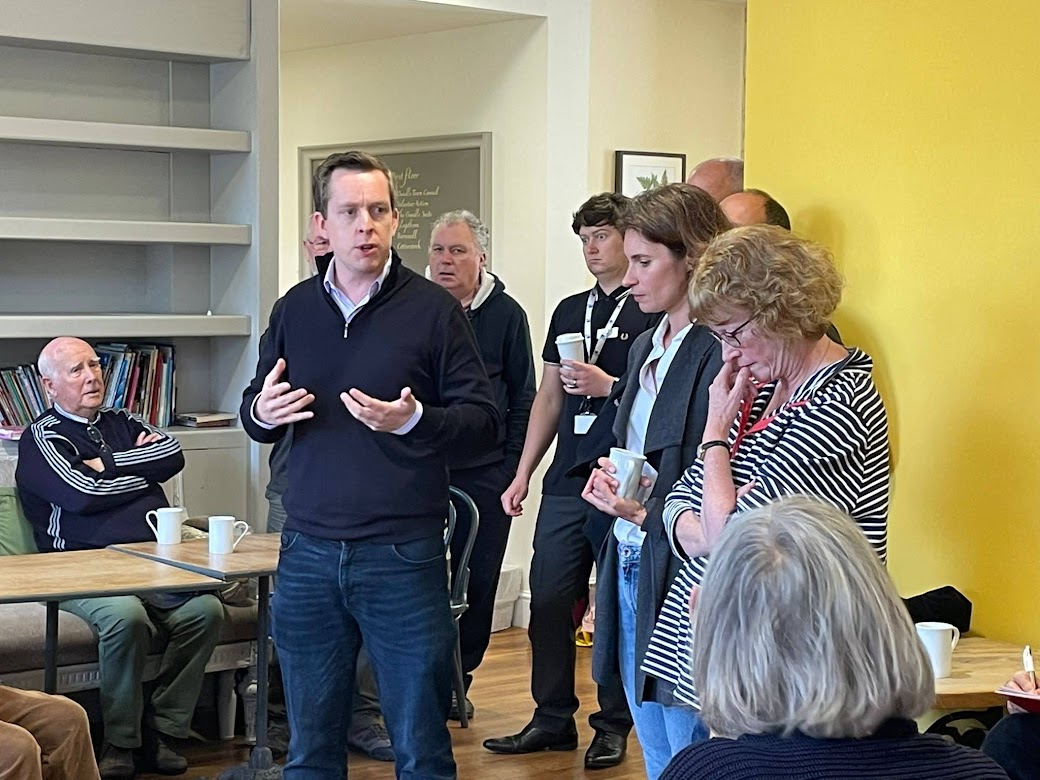 VotePursglove's tweet photo. Humbled to have visited the #Oundle Ukraine Support Group, which helps local Ukrainian refugees &amp; hosts, to hear about their experiences and discuss what more can be done to aid their integration. I’m proud of #CorbyEN’s generous response and will continue to assist where I can. https://t.co/pP6Yj8zxp7
