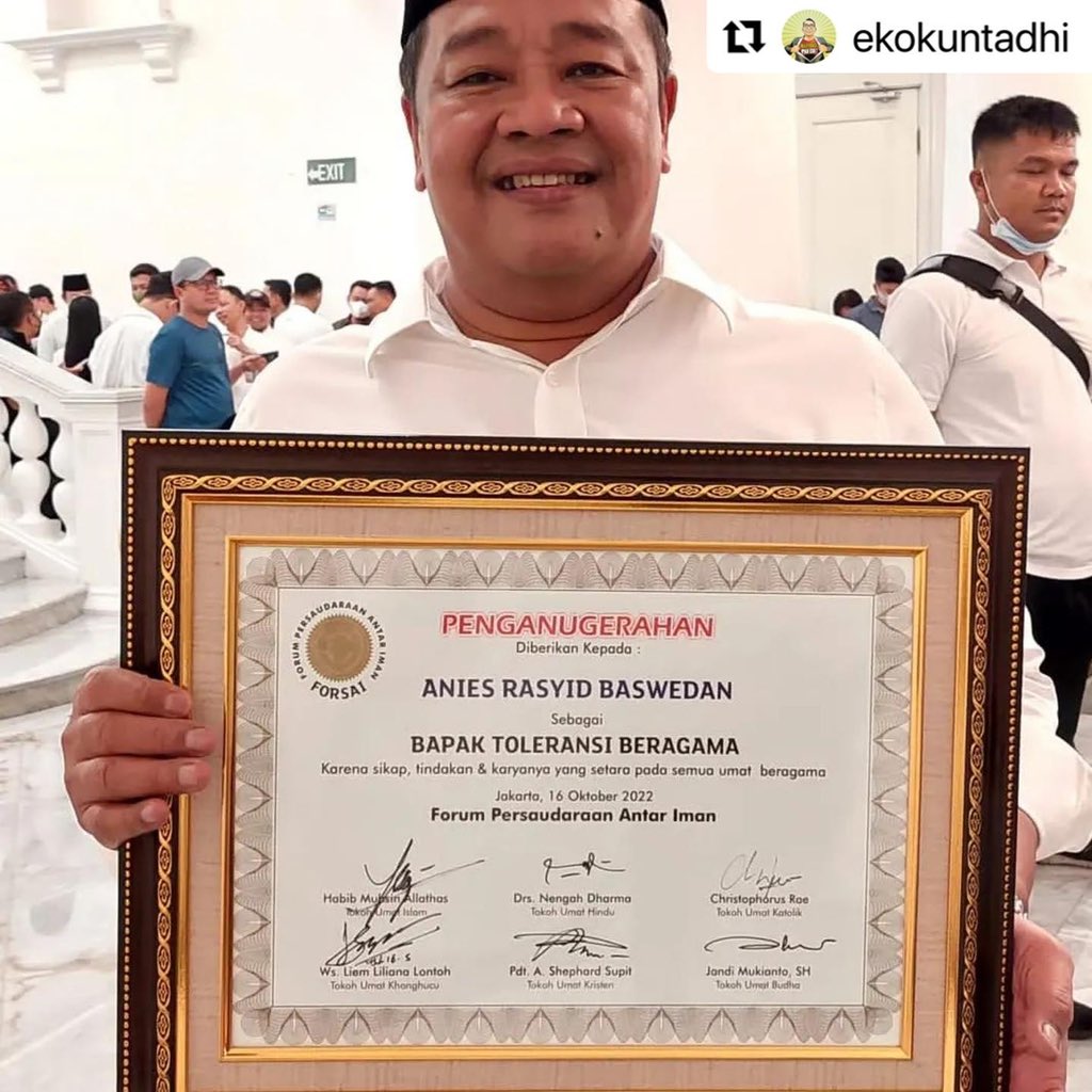niluhdjelantik's tweet photo. Masyarakat Hindu di Indonesia ada yang kenal dengan tokoh Umat Hindu yang tertulis di piagam ini ?  Anugerah ini apa dasarnya ? @GlHindu mohon pencerahannya. https://t.co/gg2n8sPppD