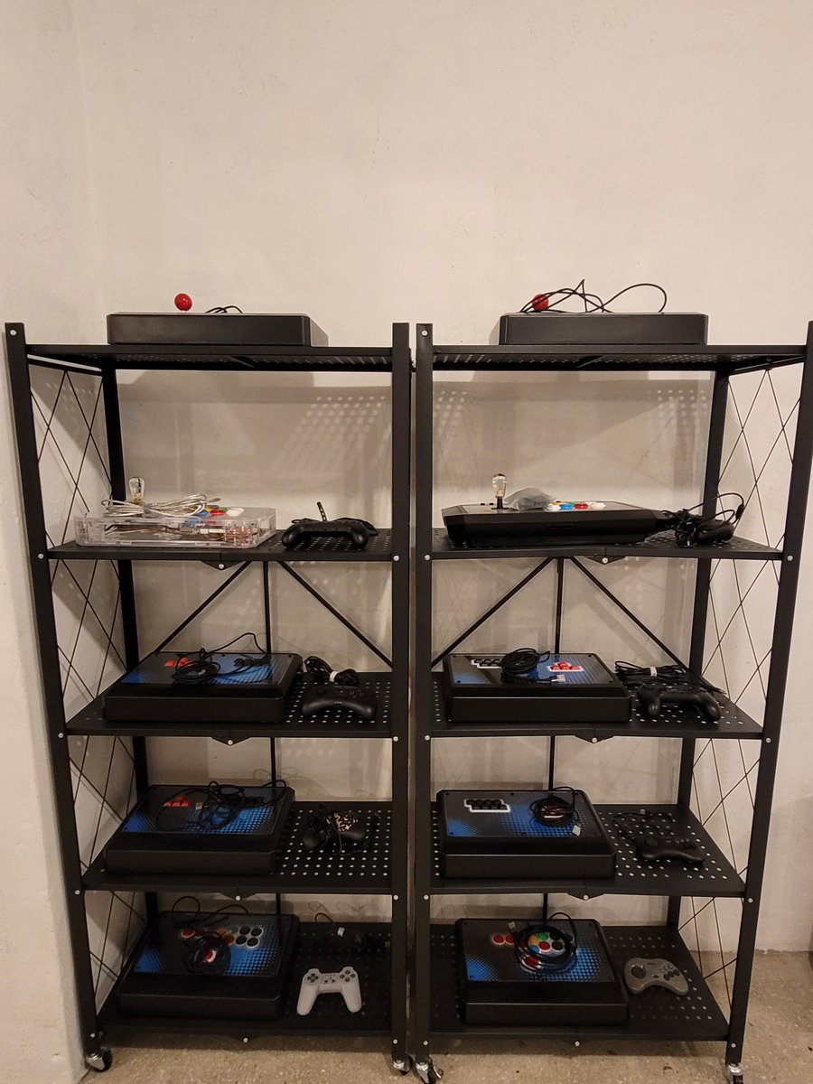 And we have a USB hubs, comfy chairs, tables and free controllers like joysticks, pads, keyboards, hitbox style.
Special thanks to IST mall (4/6).