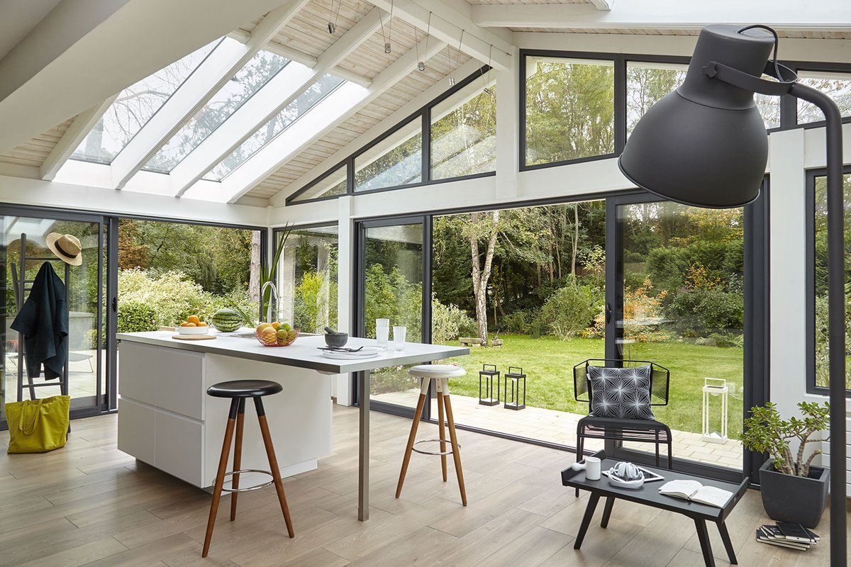 Cuisiner dans le jardin ? 👨‍🍳🍂 
Oui, c'est possible quand on possède une #véranda 😚
Découvrez cette magnifique réalisation + en détails ici : vie-veranda.com/galerie-photos…