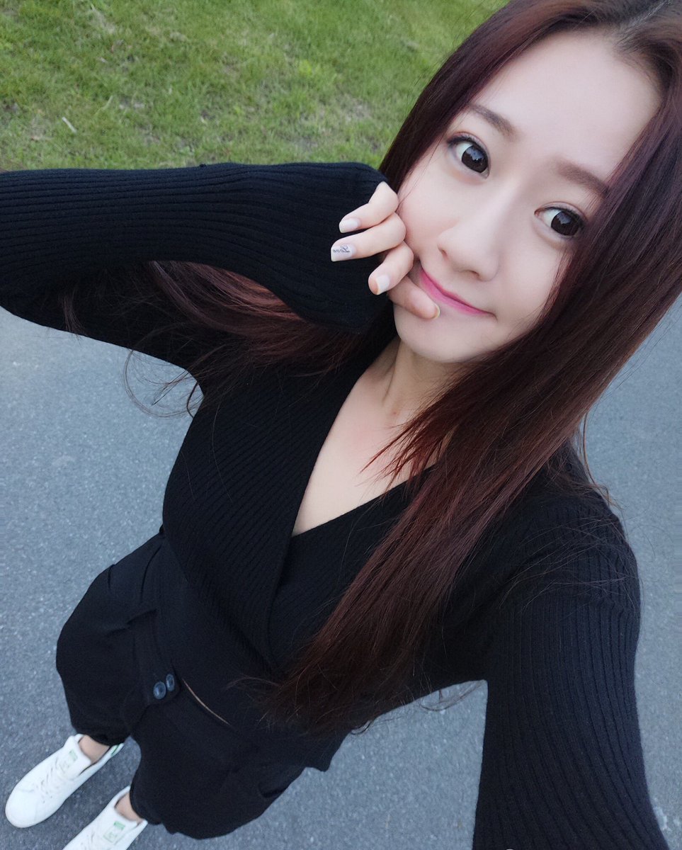 LiYan66888's tweet photo. From this point of view, am I very short?😂😂😂 https://t.co/nT66q0ARZJ