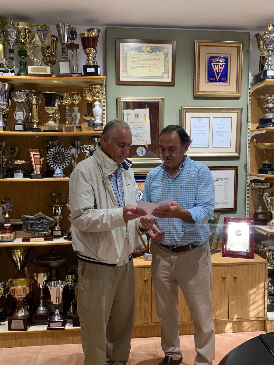 cnhelios's tweet photo. VISITAS ESPECIALES
🏊‍♂️David López Zubero, exnadador internacional de Helios ha recibido la distinción de Socio de Honor.
📷David López Zubero; J.M. Esteban Celorrio, Presidente del Centro Natación Helios; A. Ordovás, Vicepresidente Deportivo; y F.E. Vicente, Vicepresidente Social. https://t.co/EF9mHEyXG6