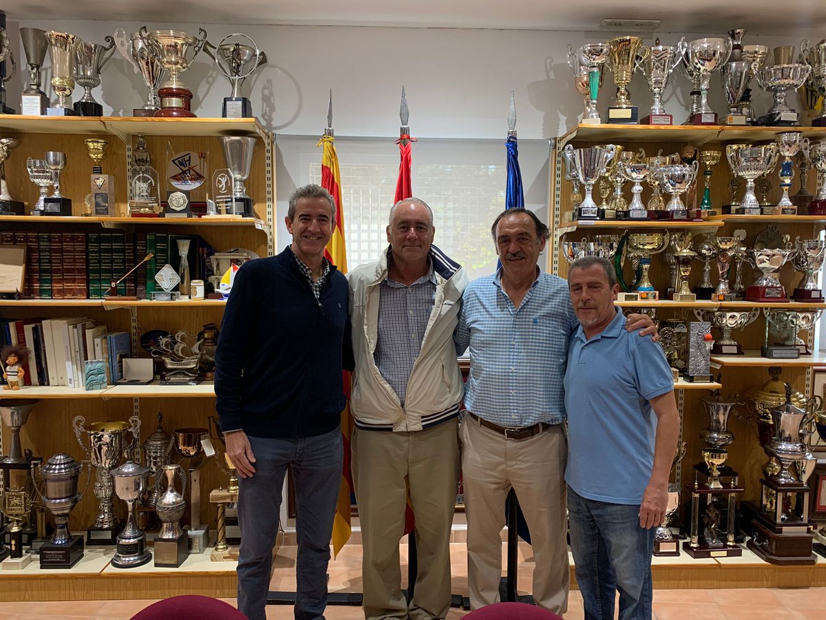 cnhelios's tweet photo. VISITAS ESPECIALES
🏊‍♂️David López Zubero, exnadador internacional de Helios ha recibido la distinción de Socio de Honor.
📷David López Zubero; J.M. Esteban Celorrio, Presidente del Centro Natación Helios; A. Ordovás, Vicepresidente Deportivo; y F.E. Vicente, Vicepresidente Social. https://t.co/EF9mHEyXG6