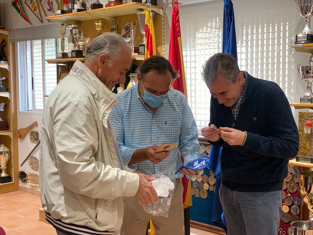 cnhelios's tweet photo. VISITAS ESPECIALES
🏊‍♂️David López Zubero, exnadador internacional de Helios ha recibido la distinción de Socio de Honor.
📷David López Zubero; J.M. Esteban Celorrio, Presidente del Centro Natación Helios; A. Ordovás, Vicepresidente Deportivo; y F.E. Vicente, Vicepresidente Social. https://t.co/EF9mHEyXG6