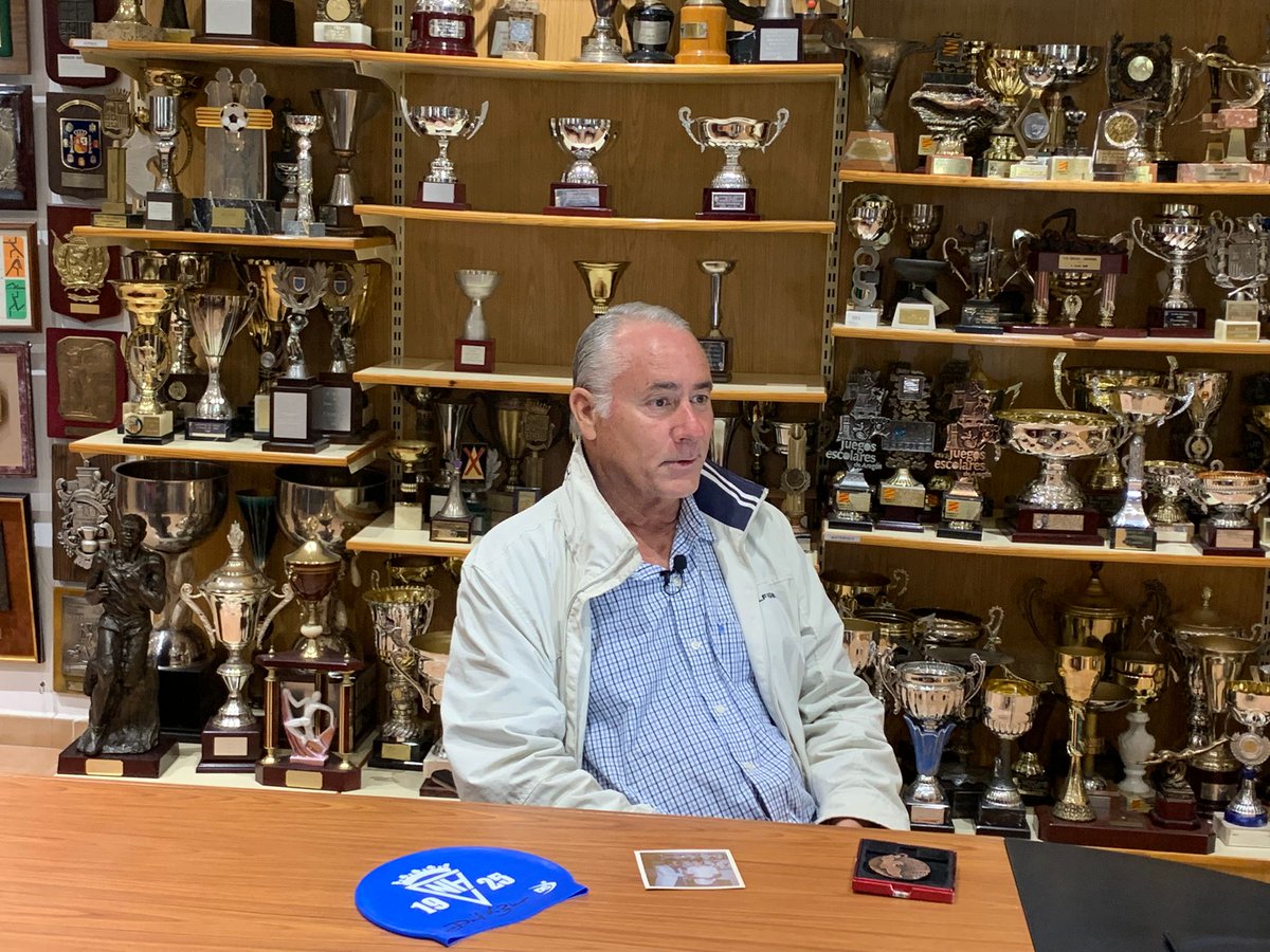 cnhelios's tweet photo. VISITAS ESPECIALES
🏊‍♂️David López Zubero, exnadador internacional de Helios ha recibido la distinción de Socio de Honor.
📷David López Zubero; J.M. Esteban Celorrio, Presidente del Centro Natación Helios; A. Ordovás, Vicepresidente Deportivo; y F.E. Vicente, Vicepresidente Social. https://t.co/EF9mHEyXG6