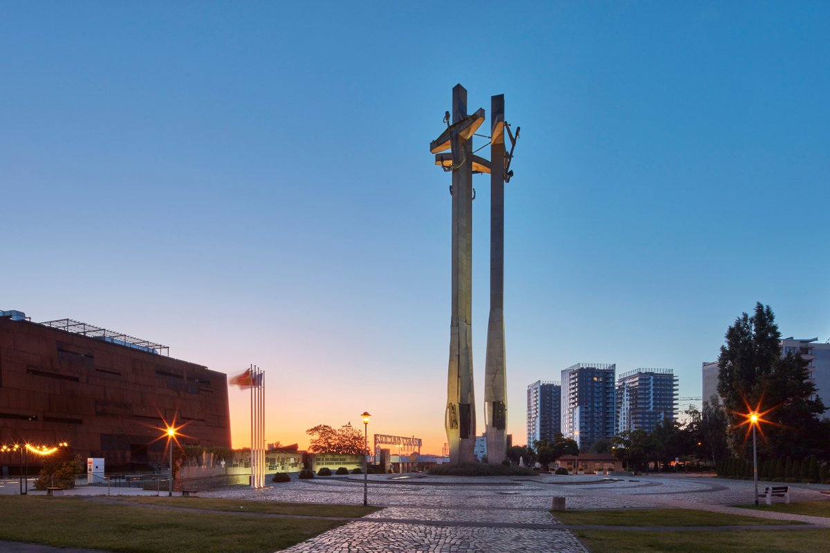 “Timely and beautiful work”(thanks,@veronicasimps18). I’m excited (with a little trepidation) to be discussing my thought-provoking exhibition at <a href="/AniseGallery/">Anise Gallery</a> with Oxford prof @PrBetts17 and stellar critic @Cath_Slessor MBE. Sign up free, Saturday 5pm tinyurl.com/2p8jeyk9