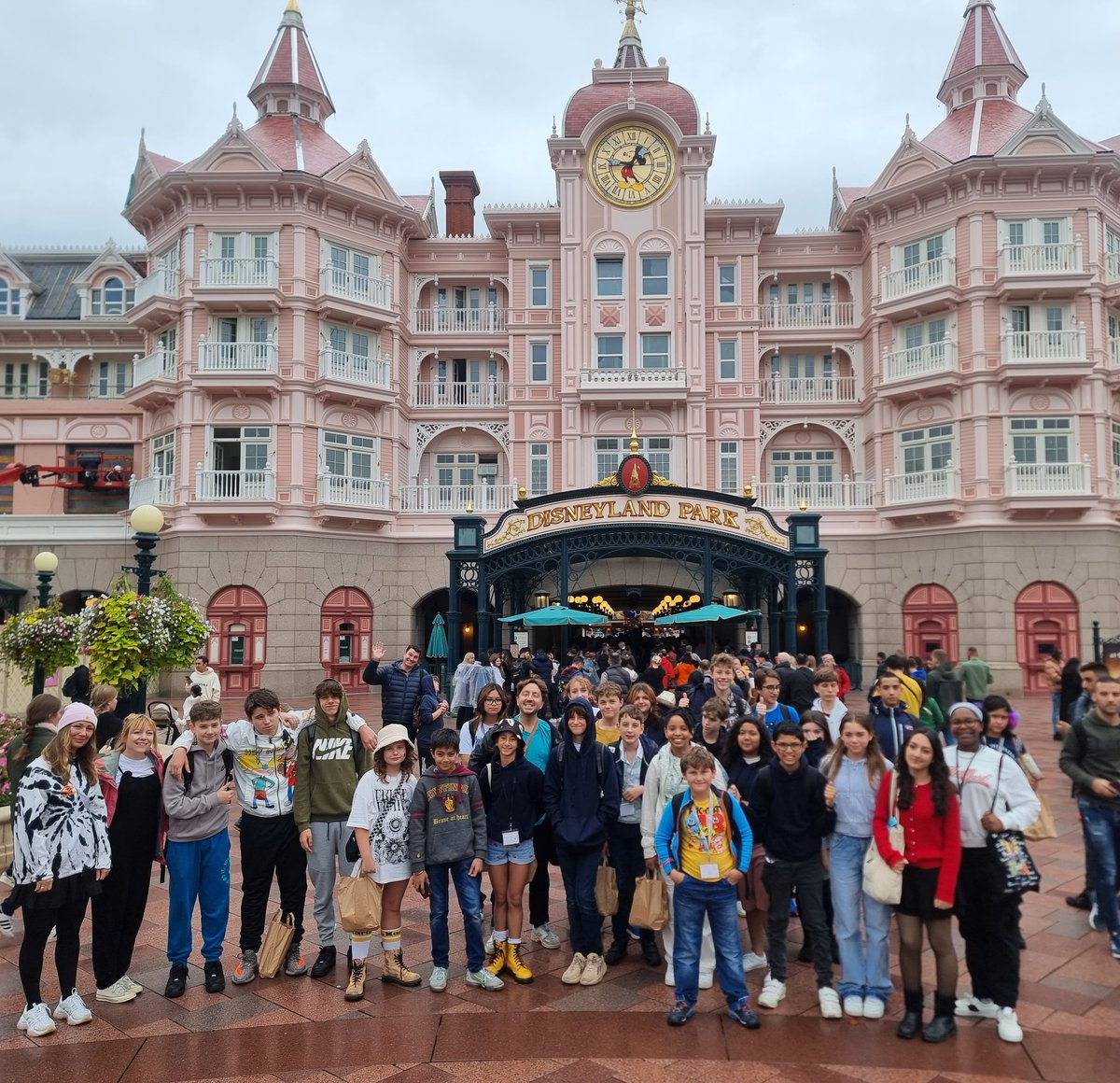 year8pps's tweet photo. Disneyland! @PortlandPlaceHd @year7PPS 🐭 🇫🇷 https://t.co/U9UBe8QtXn