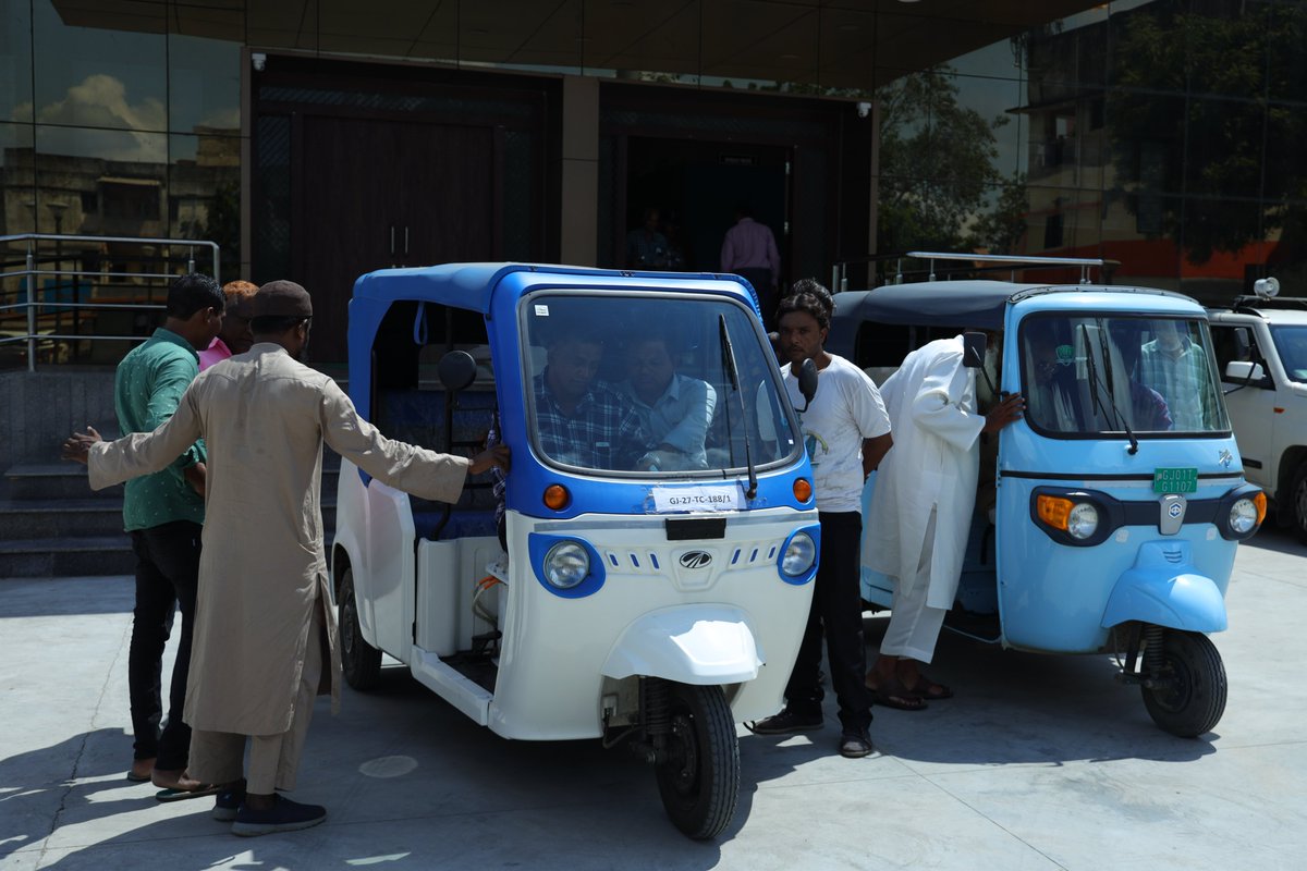 On Gandhi Jayanti, with the support from AMC, Ahmedabad Traffic Police, RTO, and Ahmedabad School Vardhi Association, an awareness workshop for electrification of IPT system in Ahmedabad was organized by CoE-UT.