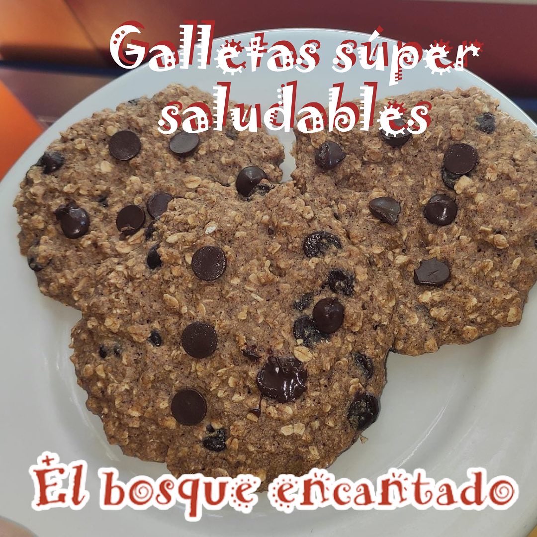 bosqencantado's tweet photo. 🌳Galletas sanas y ricas.🍪
Ayer se celebró el #DiaMundialdelaAlimentacion y seguimos incluyendo opciones aún más saludables: aquí tenéis estas galletas de plátano, avena y chocolate sin azúcar, hechas por nuestras cocineras.👩🏻‍🍳Conoce nuestro menú 👉🏻
 https://t.co/0RFOD1PteC 🥦🍗 https://t.co/5uM66D2vOG