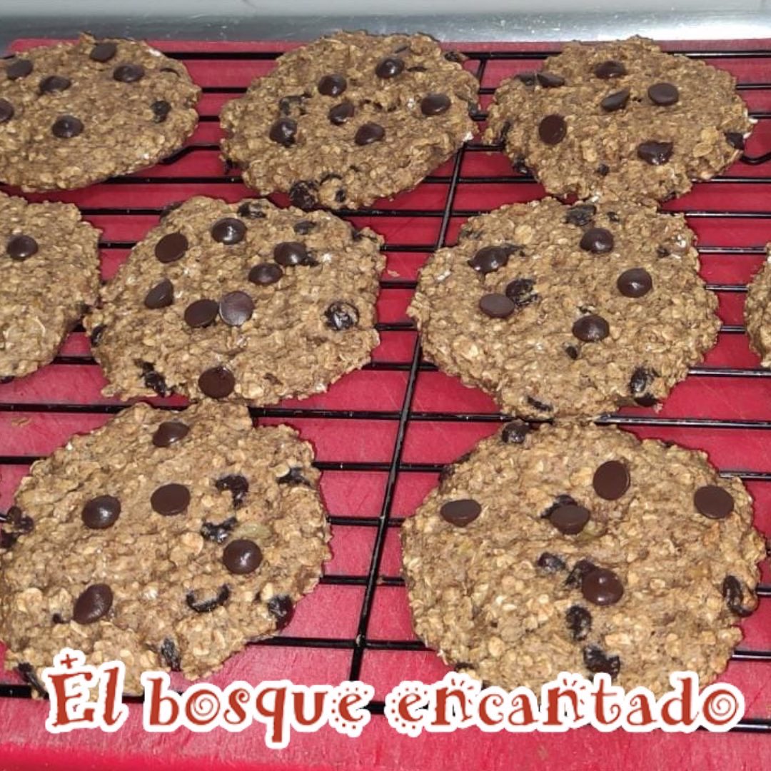 bosqencantado's tweet photo. 🌳Galletas sanas y ricas.🍪
Ayer se celebró el #DiaMundialdelaAlimentacion y seguimos incluyendo opciones aún más saludables: aquí tenéis estas galletas de plátano, avena y chocolate sin azúcar, hechas por nuestras cocineras.👩🏻‍🍳Conoce nuestro menú 👉🏻
 https://t.co/0RFOD1PteC 🥦🍗 https://t.co/5uM66D2vOG