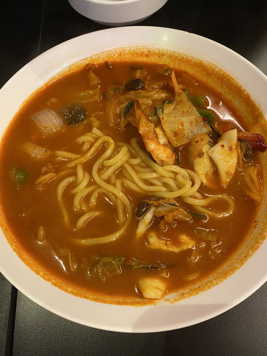 vkindaeyo's tweet photo. ร้านอาหารเกาหลีอีกร้านที่ชั้นชอบก็โซแม็กตรงพญาไท 🍾🍸🍚 อันนี้ไปบ่อยมากก ยิ่งช่วงนี้ค่ำๆอากาศเย็นยิ่งเหมาะกับการนั่ง outdoor ส่วนตัวคือชอบจัมปง บิบิมบับแล้วก็ไก่ทอด ร้านเขามีดนตรีสดกับพวกแอล โซจู มักกอลลีด้วย แล้วก็ปิดเที่ยงคืนเลย https://t.co/3DhOTCTvHO