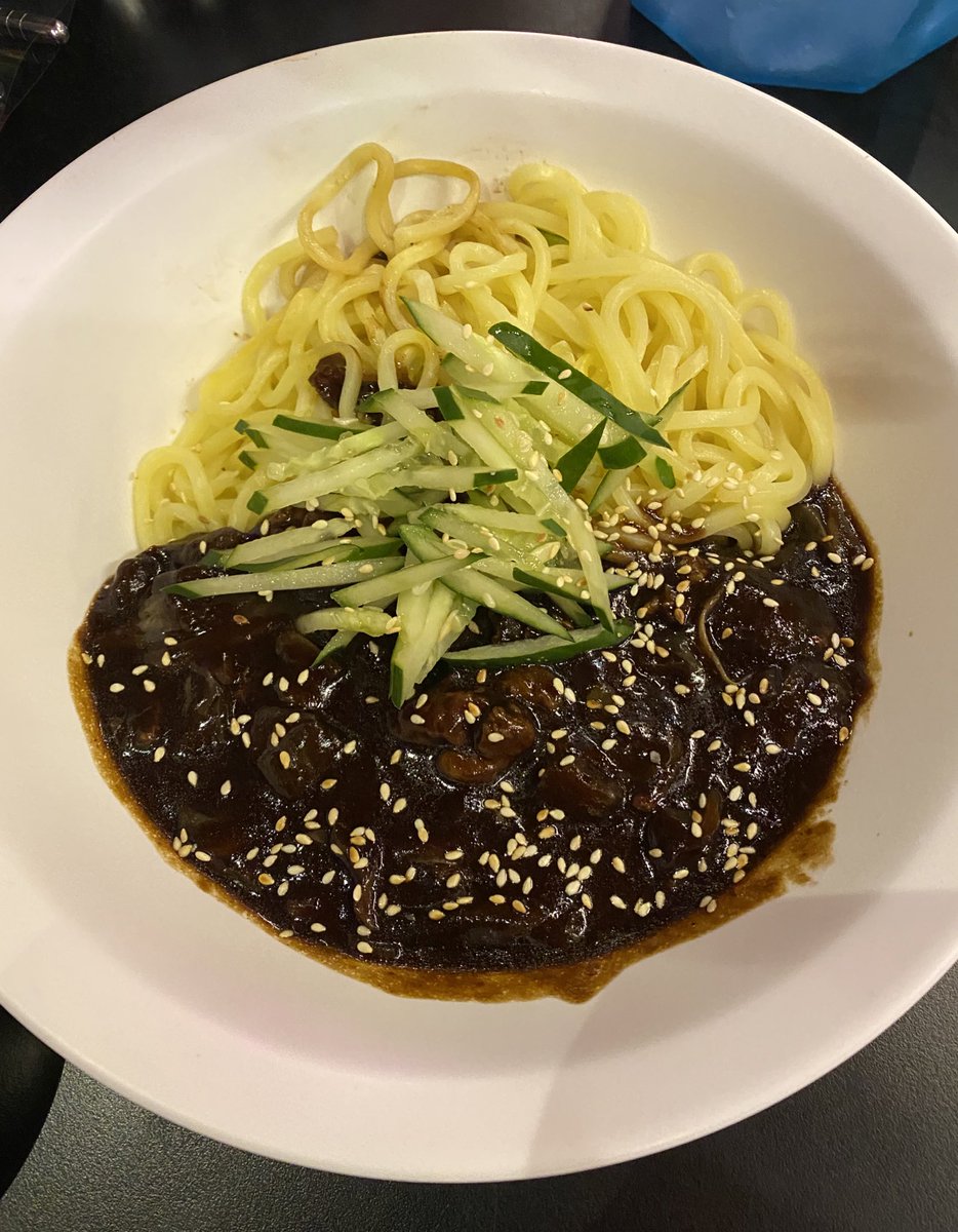 vkindaeyo's tweet photo. ร้านอาหารเกาหลีอีกร้านที่ชั้นชอบก็โซแม็กตรงพญาไท 🍾🍸🍚 อันนี้ไปบ่อยมากก ยิ่งช่วงนี้ค่ำๆอากาศเย็นยิ่งเหมาะกับการนั่ง outdoor ส่วนตัวคือชอบจัมปง บิบิมบับแล้วก็ไก่ทอด ร้านเขามีดนตรีสดกับพวกแอล โซจู มักกอลลีด้วย แล้วก็ปิดเที่ยงคืนเลย https://t.co/3DhOTCTvHO