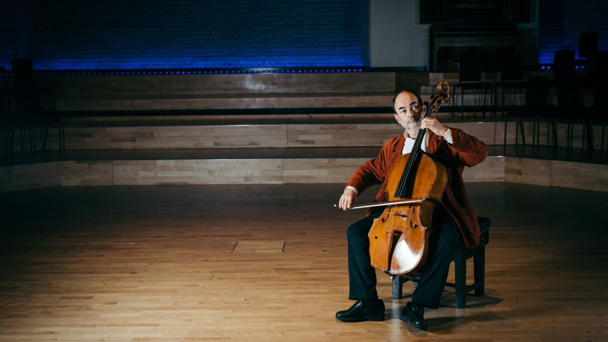 obarroca's tweet photo. Al concert que farem per #TotsSants a Sant Felip Neri tindrem l'honor de comptar amb un violoncel·lista referent en interpretació històrica: #ChristopheCoin 🎻🔝
Coin dirigirà el programa i interpretarà els concerts de #Monn i #Bach, obres de gran dificultat i bellesa 🎼🙌🏽 https://t.co/B5BkVsyE5j