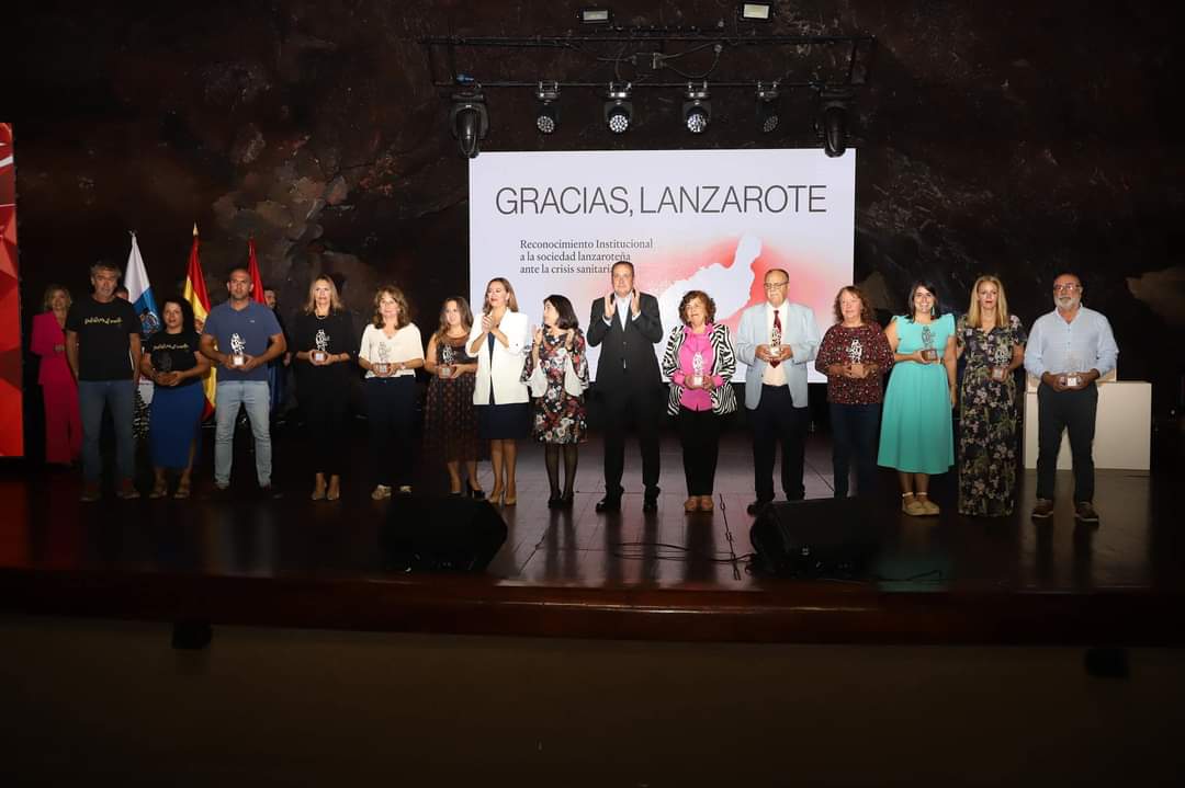 adislanzarote's tweet photo. Adislan quiere agradecer al @CabildoLZ  por el reconocimiento institucional al trabajo realizado por nuestra asociación, entre otros, durante la crisis sanitaria. 

#Adislan #Lanzarote #Reconocimiento #CabildodeLanzarote #JameosdelAgua #CrisisSanitaria https://t.co/zSWImNVrNo