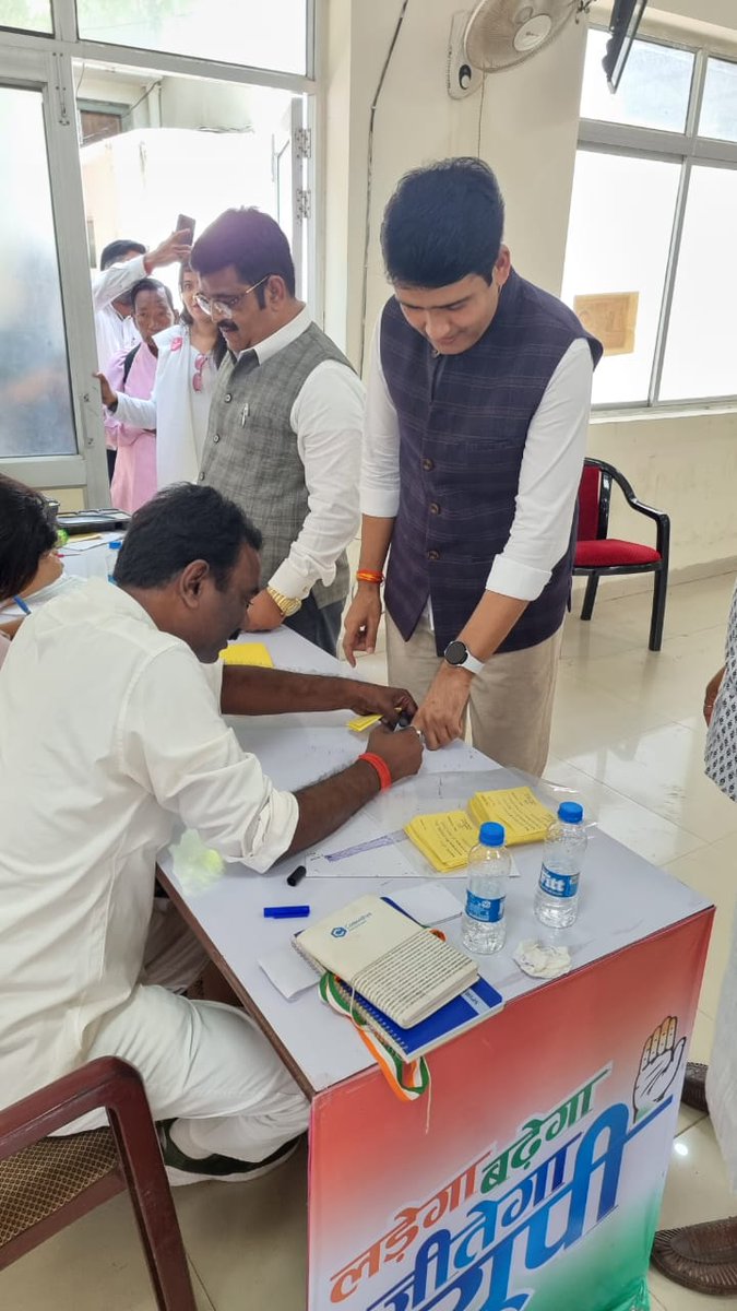 DeepakSinghINC's tweet image. कांग्रेस के राष्ट्रीय अध्यक्ष के चुनाव के लिए आज मतदान किया।
ऐसा मतदान सिर्फ कांग्रेस में सम्भव है।