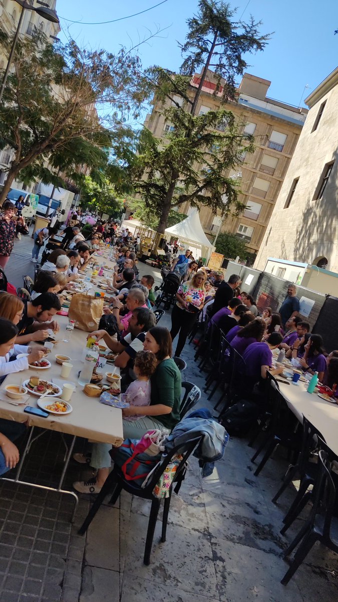 lleidaenverd's tweet photo. Moltes gràcies a tots els que vau col·laborar per fer possible el dinar d’aprofitament de dissabte: voluntaris, cuiners, col·laboradors ... Vam poder servir 350 menús elaborats amb els 850 kg d’aliments recuperats 👏👏👏
#ResiduZero #BonAprofitamentLleida #ProuMalbaratarAliments https://t.co/AgFWcHUmxd