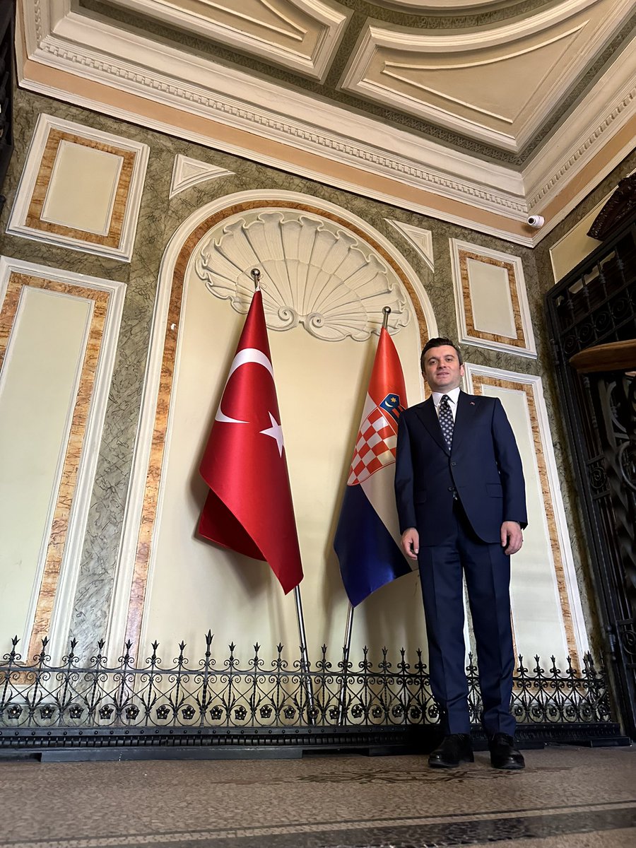 TC_ZagrebBE's tweet photo. Sayın Büyükelçimiz Yavuz Selim Kıran Zagreb’e gelerek görevine başlamıştır. 🇹🇷🤝🇭🇷 @yavuzselimkiran

Naš veleposlanik gospodin Yavuz Selim Kıran došao je u Zagreb i počeo obnašati svoju dužnost. 🇹🇷🤝🇭🇷 @yavuzselimkiran https://t.co/1C98QSiMRk