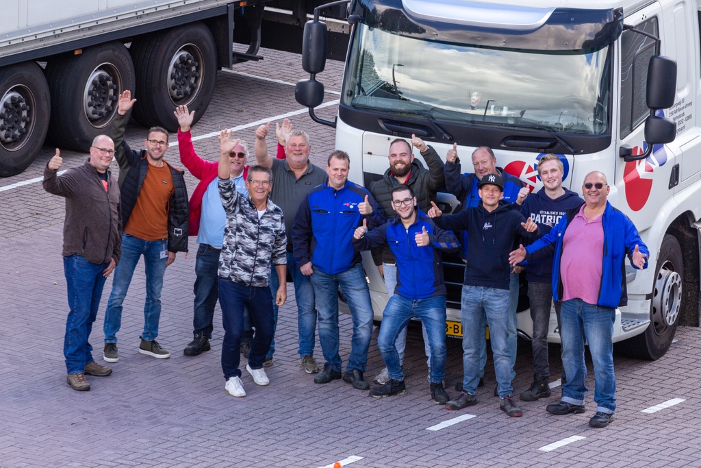 Vorige week zaterdag was het weer tijd voor onze chauffeurs om aan de slag te gaan met hun Code-95 nascholing. Op het terrein van het FT-207 werd druk gemanoeuvreerd en heeft iedereen weer netjes zijn uren afgevinkt.✅ Tijd om weer veilig de weg op te gaan!