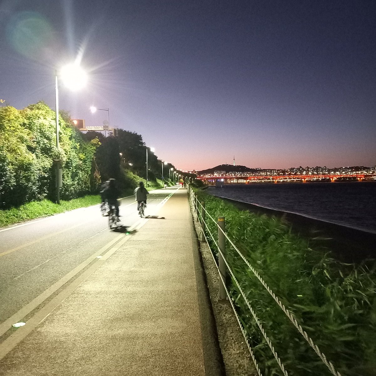 산책하면서스스듣기🤍
근데날씨왜이래.....