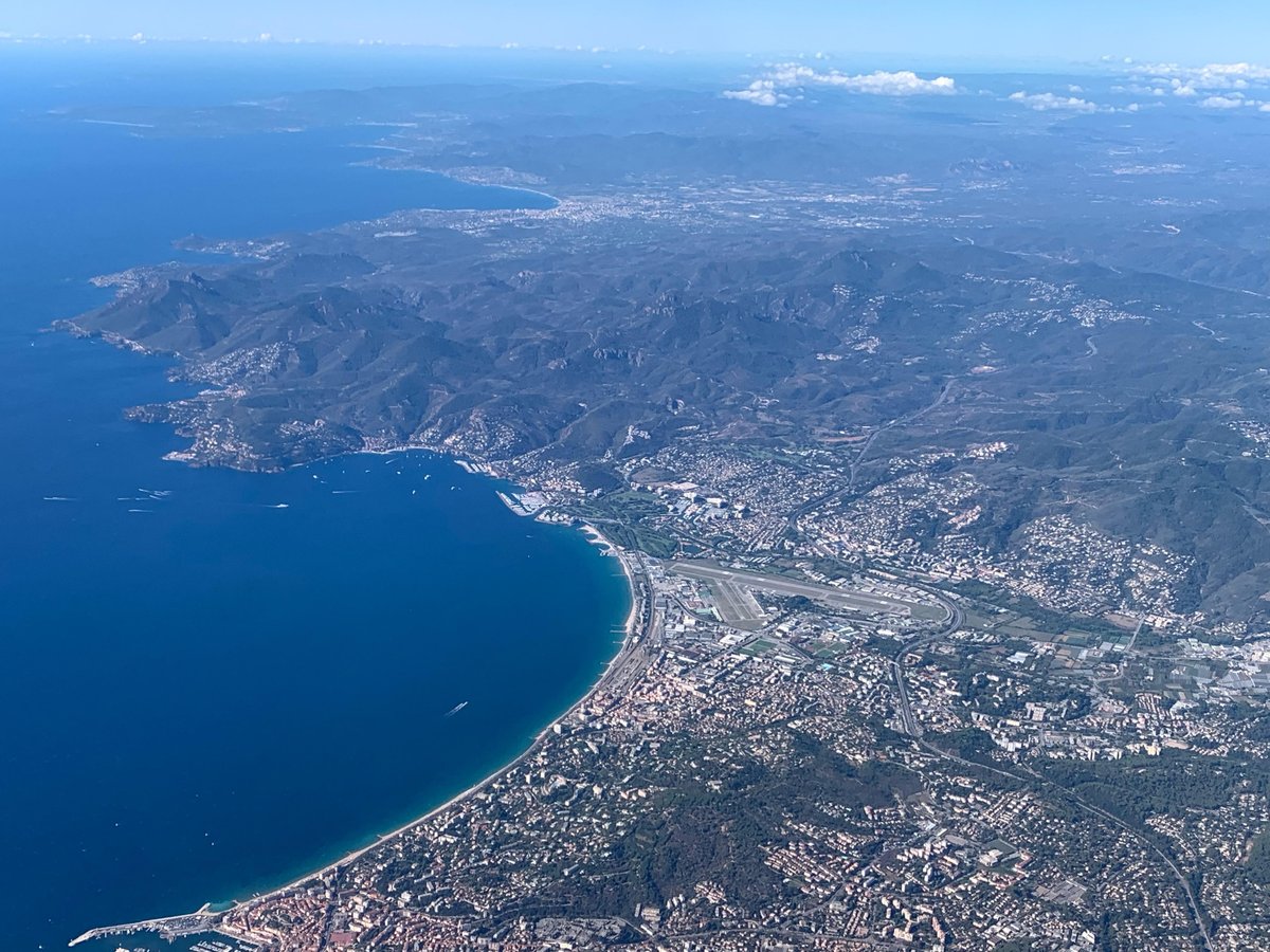 #MondayMotivation
L'été indien cannois 🌅
#FlyVallJet

Contactez-nous :
☎️ +33 1 74 253 175
✉️ charter@valljet.com