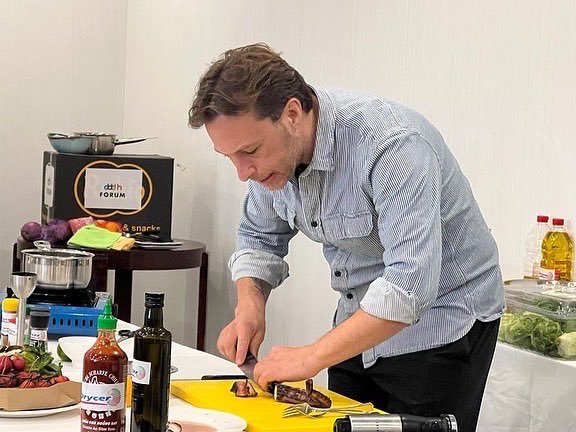 andreualberola's tweet photo. Empieza el II Encuentro de Hostelería Valenciana con las diversas actividades. El showcooking con @gipsychef 
en doble sesión abre el dddh fórum. https://t.co/bSwtNYV1bs