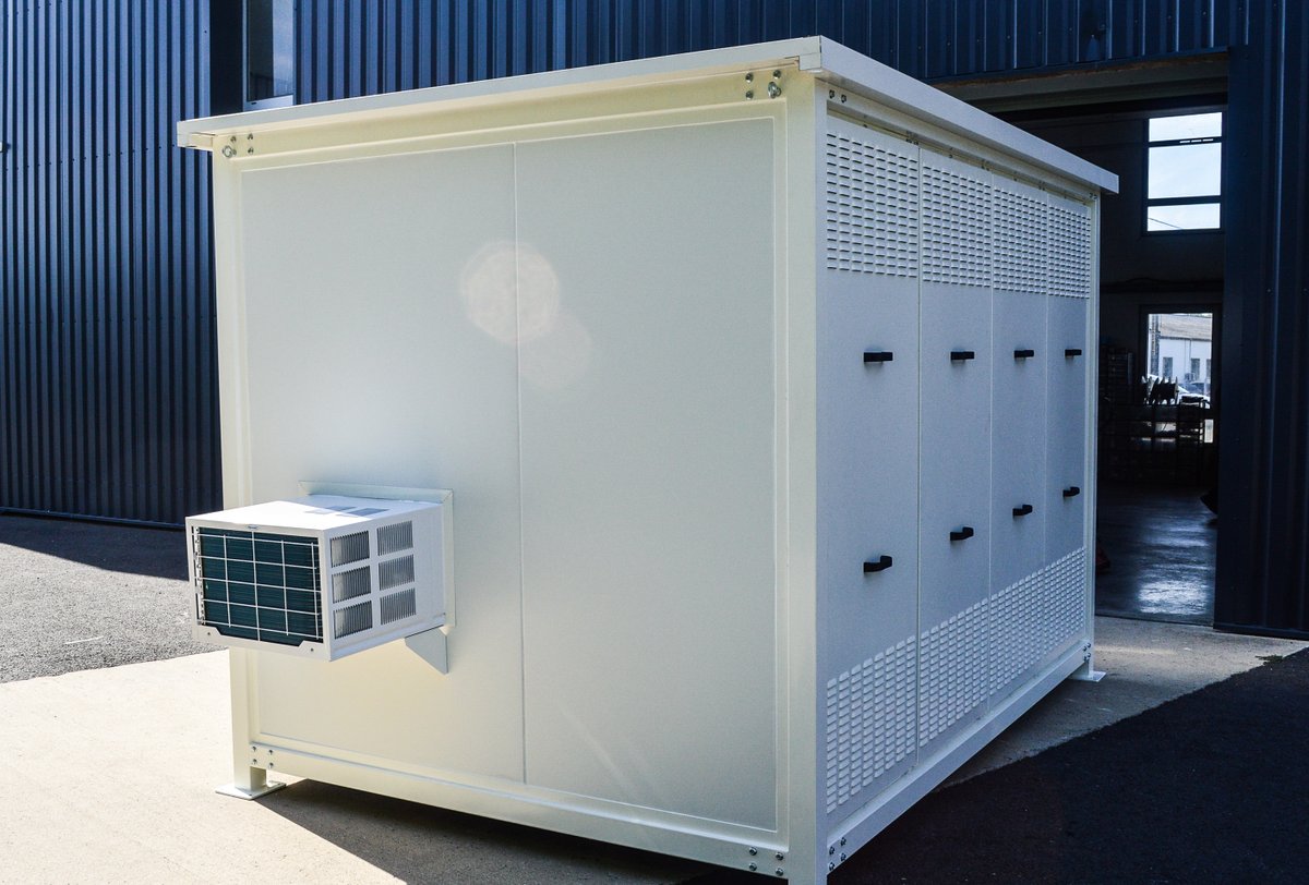 SireaGroup's tweet photo. Voici le 1er shelter photovoltaïque entièrement conçu par Gilles et son équipe méca' à Sirea, avec les machines financées par @Occitanie 🛠️
Il va pouvoir accueillir 1,6 tonnes de batteries 🔋🤯
#MadeInFrance #industrie #MadeInOccitanie #Occitanie #MadeInTarn #Tarn #Castres https://t.co/kRDSOy60Ab
