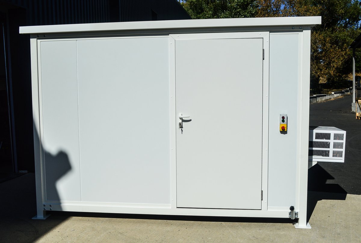 SireaGroup's tweet photo. Voici le 1er shelter photovoltaïque entièrement conçu par Gilles et son équipe méca' à Sirea, avec les machines financées par @Occitanie 🛠️
Il va pouvoir accueillir 1,6 tonnes de batteries 🔋🤯
#MadeInFrance #industrie #MadeInOccitanie #Occitanie #MadeInTarn #Tarn #Castres https://t.co/kRDSOy60Ab