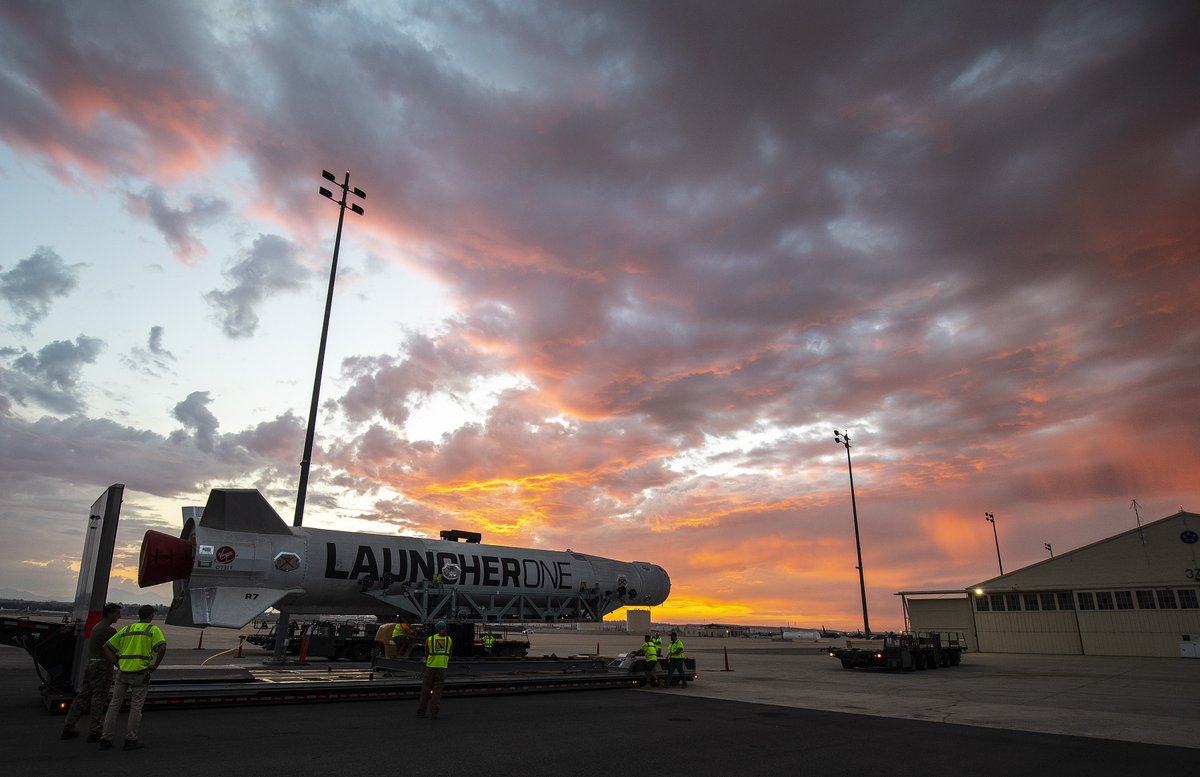 As part of a trial into responsive space launches, a @99Sqn C-17 Globemaster from @RAFBrizeNorton transported @VirginOrbit’s ‘LauncherOne’ rocket from 🇺🇸 to 🇬🇧 last week The ∼70ft rocket was handled by RAF Movers, Air Loadmasters & the Joint Air Delivery Test & Evaluation Unit