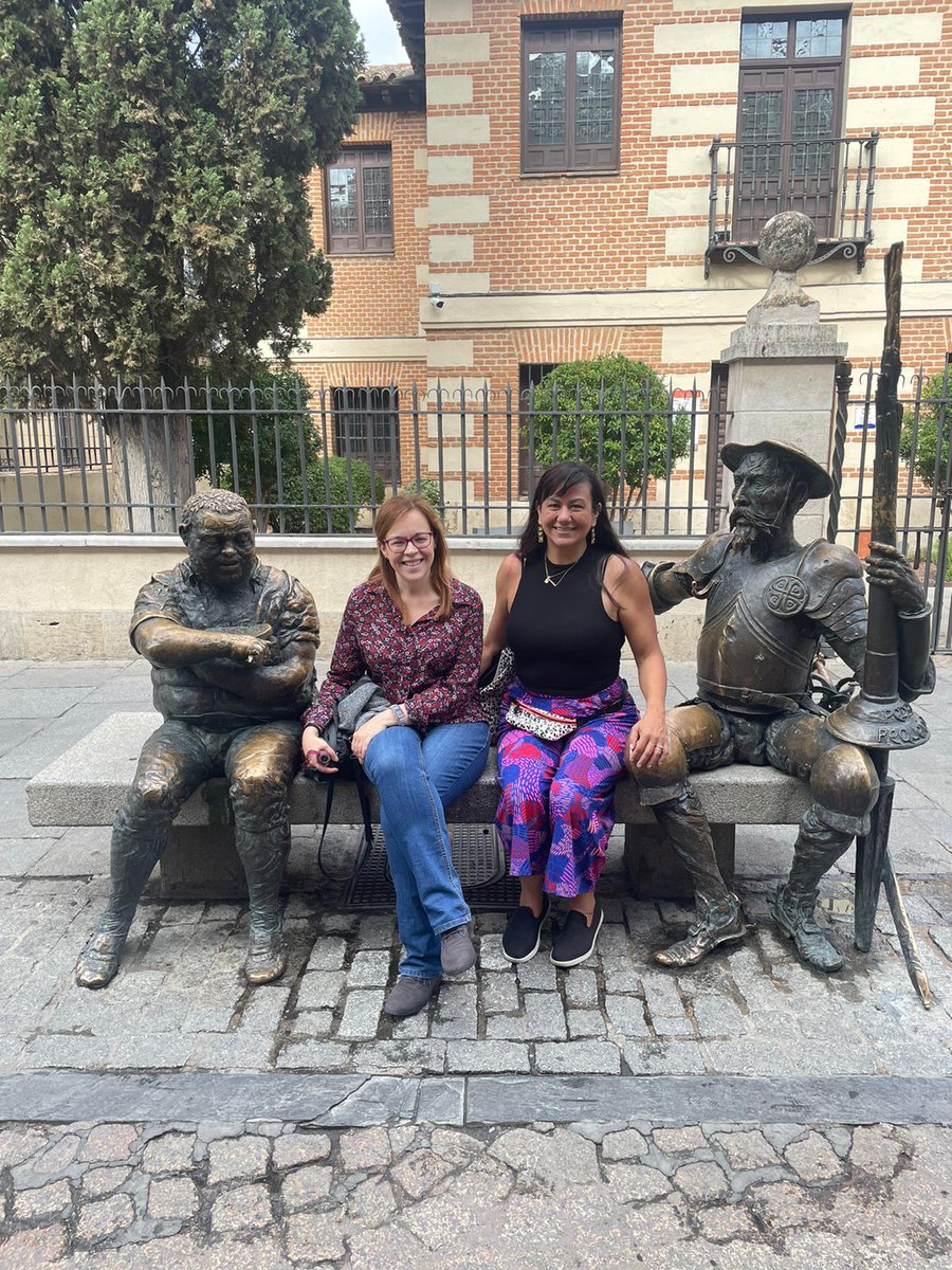 Raquelffdez's tweet photo. Ha sido un placer recibir a la profesora Rachel Mayima Hernández, de la @uhmanoa, para tratar nuestra colaboración en proyectos #PBLL. Y, por supuesto, nos hemos hecho la foto de rigor con estos dos amigos ☺️.
¡Gracias por tu visita! https://t.co/2GM5qyEXSB