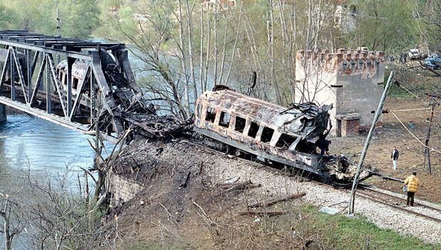 benoitm_mtl's tweet photo. À gauche, nous avons une photo d'un train qui a été attaqué par des bombardiers américains 🇺🇸 en 1999 en Serbie près de Grdelica...

Sur la droite, nous avons… hey attends une minute !! https://t.co/Jg0hYon5TI
