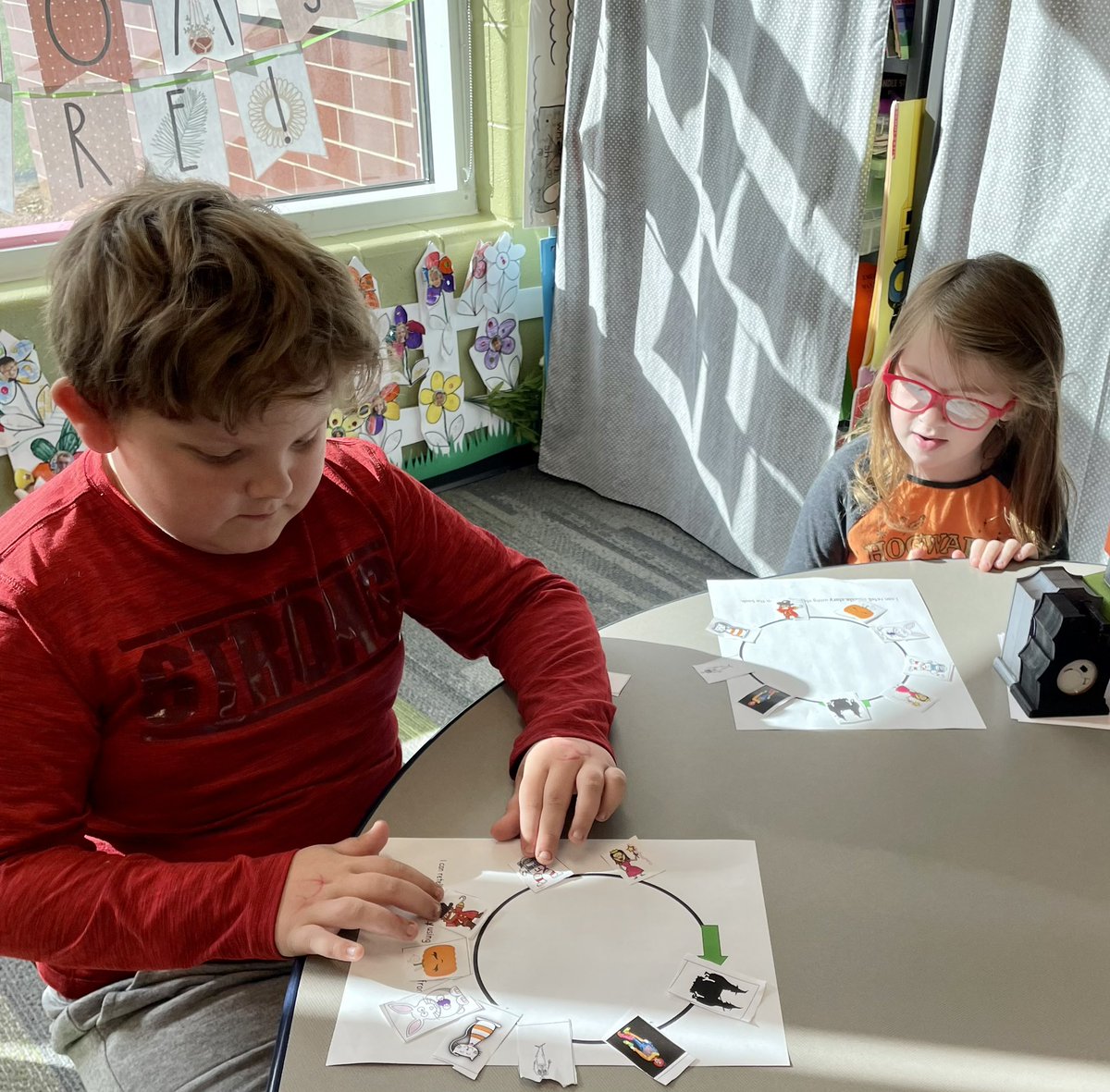 KatiebellSLP's tweet photo. @SLCSpearson students use specific vocabulary to share and write a retelling from a spooky story! #govisual https://t.co/IY7azEpfz3