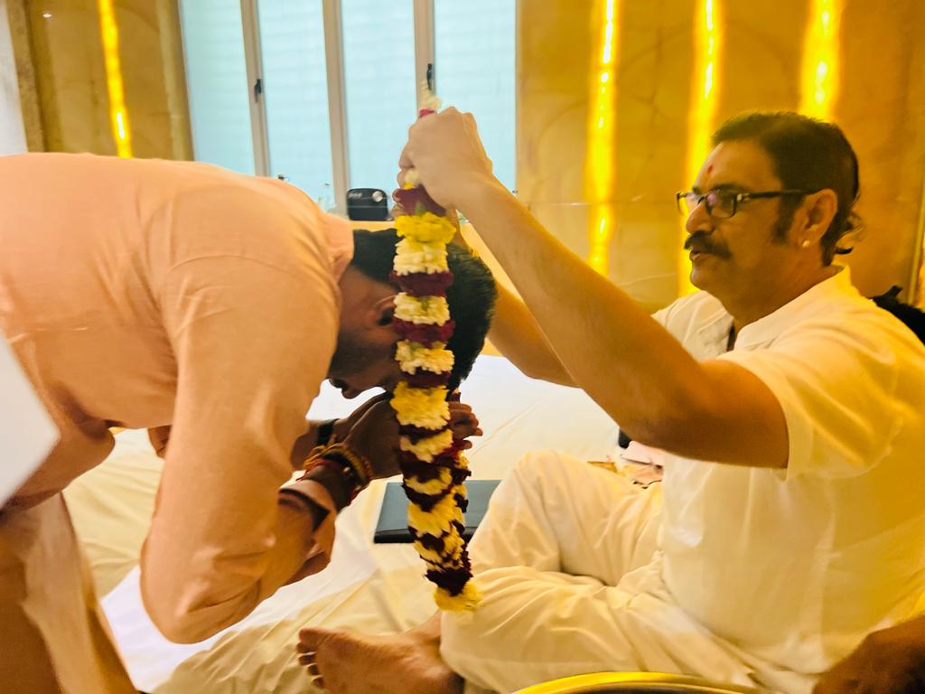 vadtalgadi's tweet photo. સુરત માં શ્રી લક્ષ્મીનારાયણ દેવ યુવક મંડળ દ્વારા આયોજિત ત્રિમાસિક સત્સંગ સભામાં શ્રી  ભાવિ આચાર્ય પ. પૂ. શ્રી નૃગેન્દ્રપ્રસાદજી મહારાજ @laljishree108 ની મુલાકાતે @BJYM4Gujarat ના પ્રેસિડેન્ટ શ્રી @DrPrashantkorat @BJP4Gujarat @PMOIndia #Surat #Gujarat #Jayswaminarayan https://t.co/EwnKmEuv5u