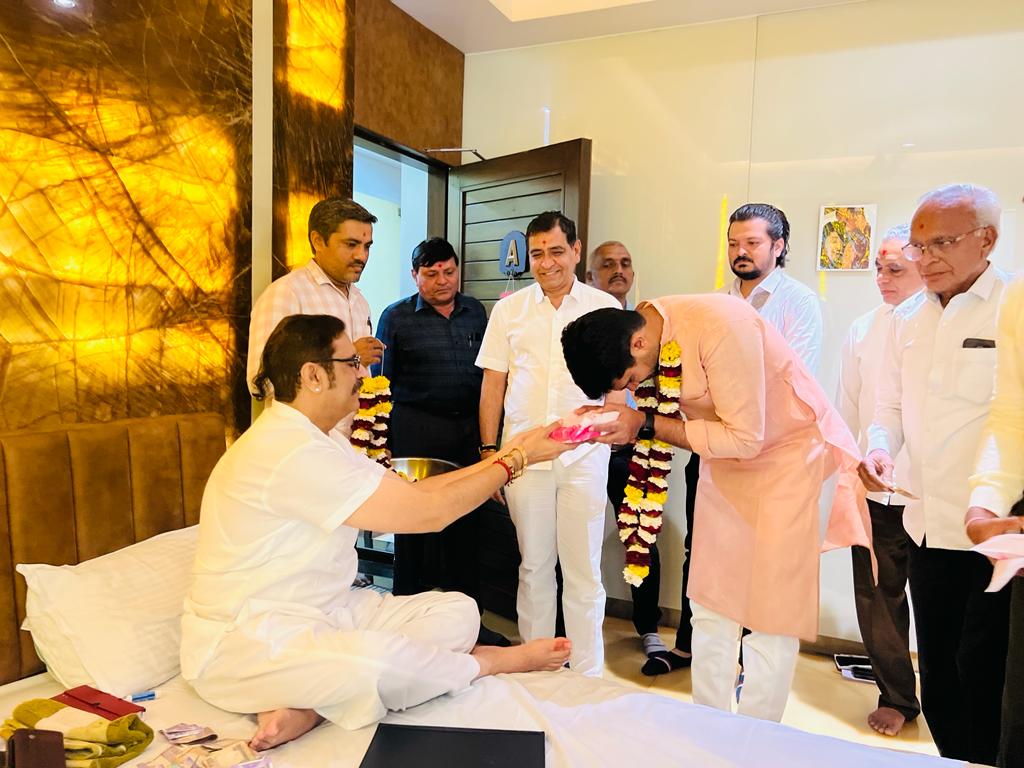 vadtalgadi's tweet photo. સુરત માં શ્રી લક્ષ્મીનારાયણ દેવ યુવક મંડળ દ્વારા આયોજિત ત્રિમાસિક સત્સંગ સભામાં શ્રી  ભાવિ આચાર્ય પ. પૂ. શ્રી નૃગેન્દ્રપ્રસાદજી મહારાજ @laljishree108 ની મુલાકાતે @BJYM4Gujarat ના પ્રેસિડેન્ટ શ્રી @DrPrashantkorat @BJP4Gujarat @PMOIndia #Surat #Gujarat #Jayswaminarayan https://t.co/EwnKmEuv5u