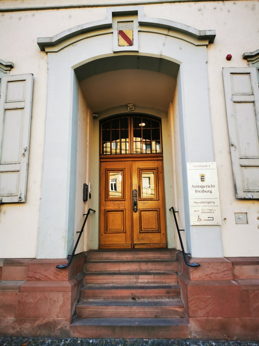 Der 2. Tag im Prozess um den Pfeffersprayangriff am 12.6.22 in #Freiburg ging wegen eines erkrankten Zeugen ohne Urteil zu Ende.

Es wurden zwei Zeuginnen gehört, die von ihrem Balkon aus den Vorfall beobachten konnten.

1/6