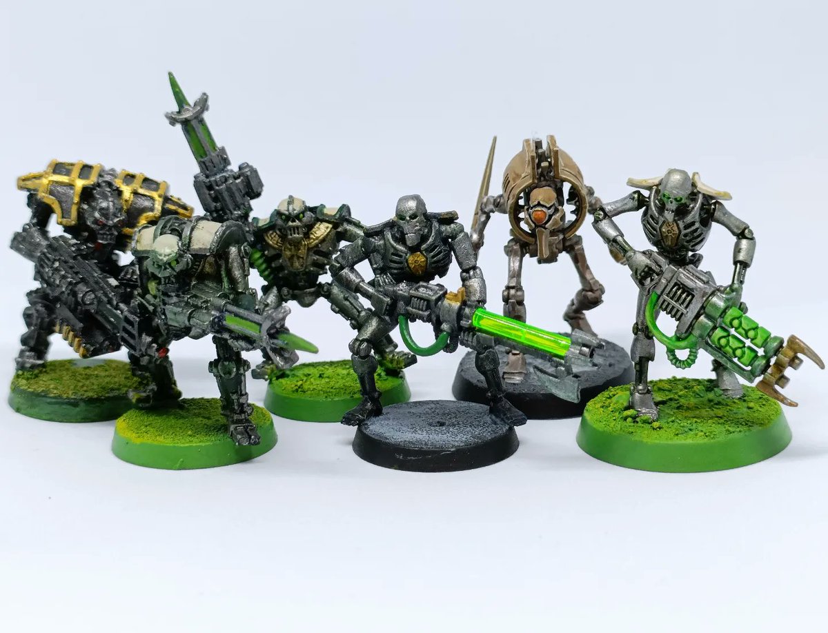 Vargna's tweet photo. Decided to paint up a new Necron Warrior to match my super old ones to celebrate the anniversary! Was super fun trying to modernize what I had randomly picked 20 years ago to paint, and found an old pot of Goblin Green for the classic base! #35YearsOf40K #WarhammerCommunity https://t.co/ApcOT5UOqA