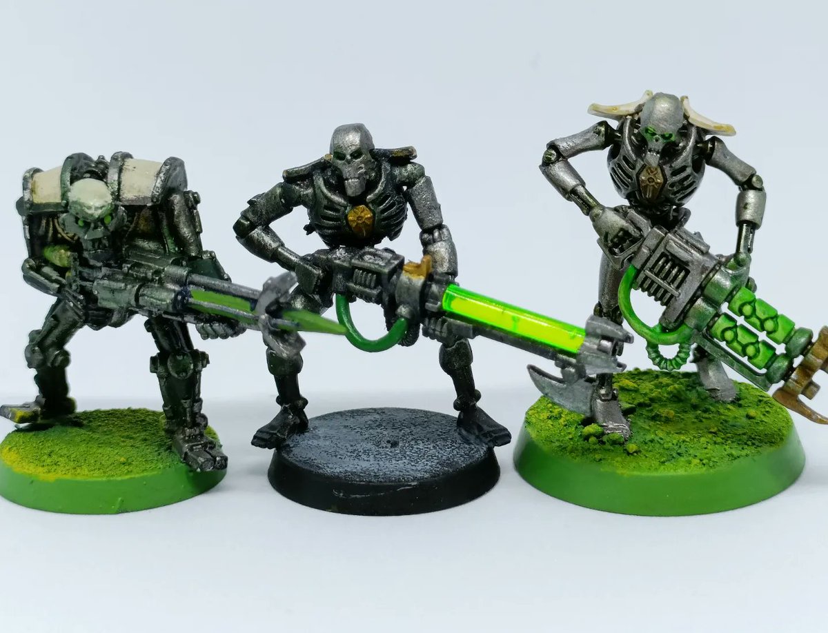 Vargna's tweet photo. Decided to paint up a new Necron Warrior to match my super old ones to celebrate the anniversary! Was super fun trying to modernize what I had randomly picked 20 years ago to paint, and found an old pot of Goblin Green for the classic base! #35YearsOf40K #WarhammerCommunity https://t.co/ApcOT5UOqA