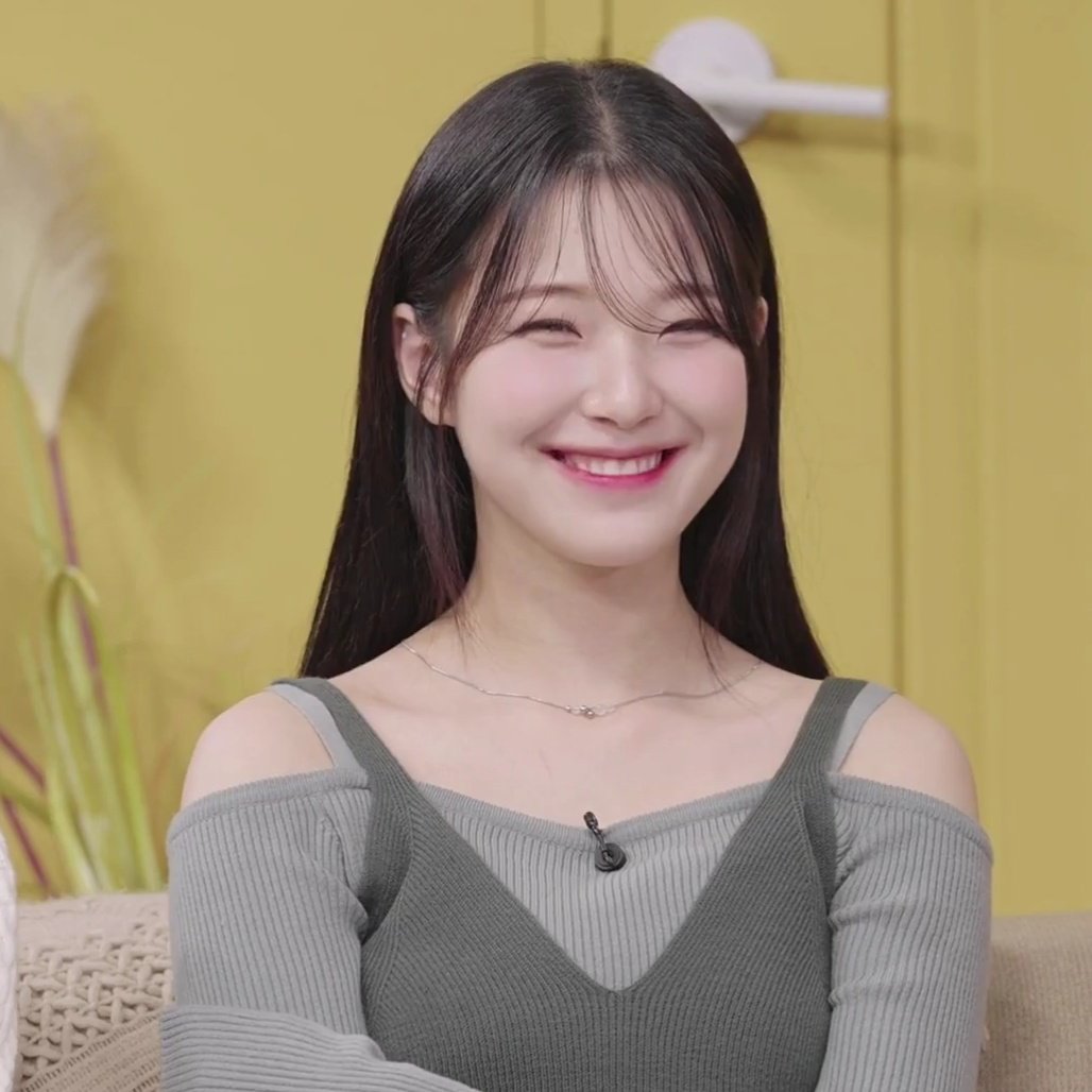 xromsaeyaaa's tweet photo. jiheon in gray. https://t.co/QgB57Oq23E