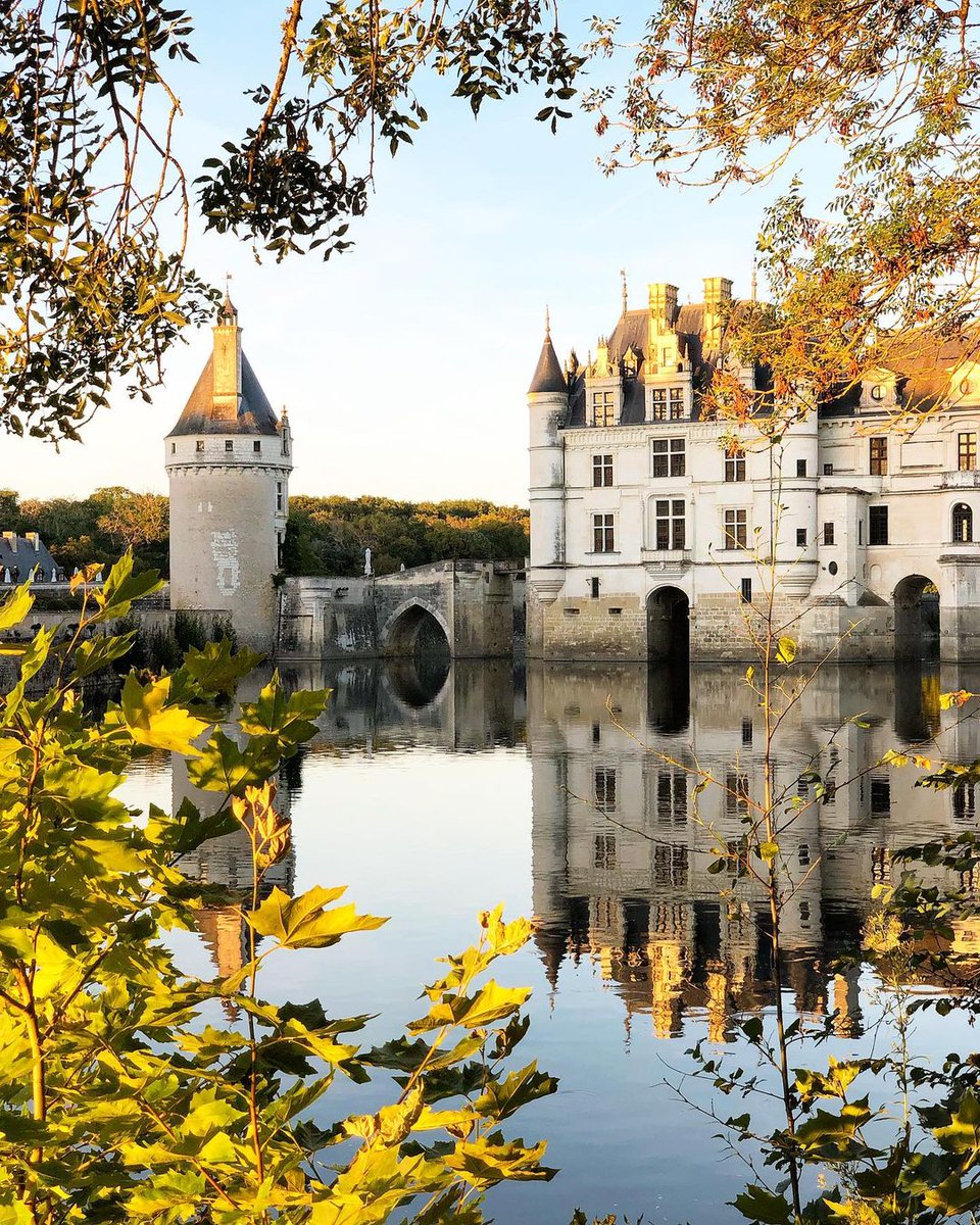 MyLoireValley's tweet photo. Les couleurs de l'automne sont arrivées au château de @E_Chenonceau  ! Les plus matinaux (et plus chanceux) d'entre vous profiteront de cette belle lumière sur les bords du Cher pour débuter la journée ☀

📸 nicotripbzh (instagram) - #ValdeLoire #Touraine #Chenonceau https://t.co/pqlTyBInez
