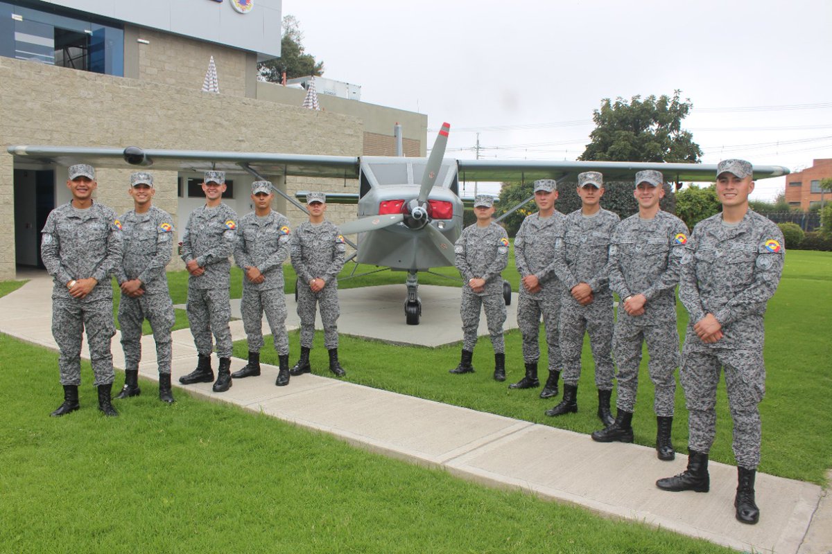 FuerzasMilCol's tweet photo. Nuestros futuros suboficiales de la @FuerzaAereaCol viajaron a #EEUU para continuar fortaleciendo sus conocimientos en la Academia Interamericana de las Fuerzas Aéreas Americanas #IAAFA
>> https://t.co/droLJxl6Iu
#AliadosPorElMundo
#ESUFA https://t.co/PmpTzKCHPe