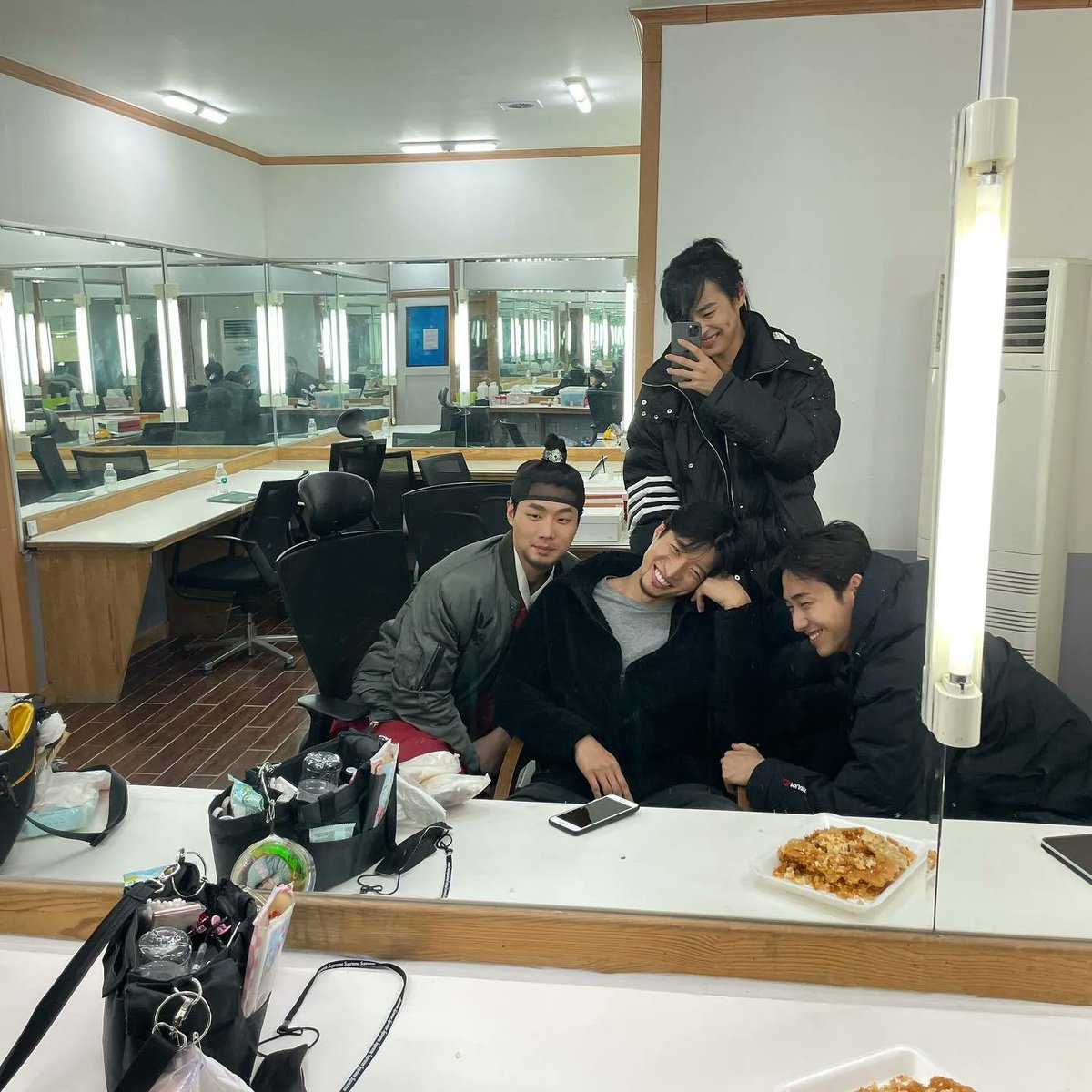99Kimjihun's tweet photo. 난 정말 연모와 그들 모두가 그리워
그래서 또 봤다 🤳🤳
10월 17일 병찬이 올린 영상 아니냐
___
#KingAffection #TheKingAffection #TheKingsAffection #Yeonmo #Rowoon #Rowoon #ParkEunBin #ParkEunbin #NamYoonSoo #NamYoonSu #NamYoonsu #ChoiByungChan #ChoiByungChan https://t.co/UG7WtPH7Fz