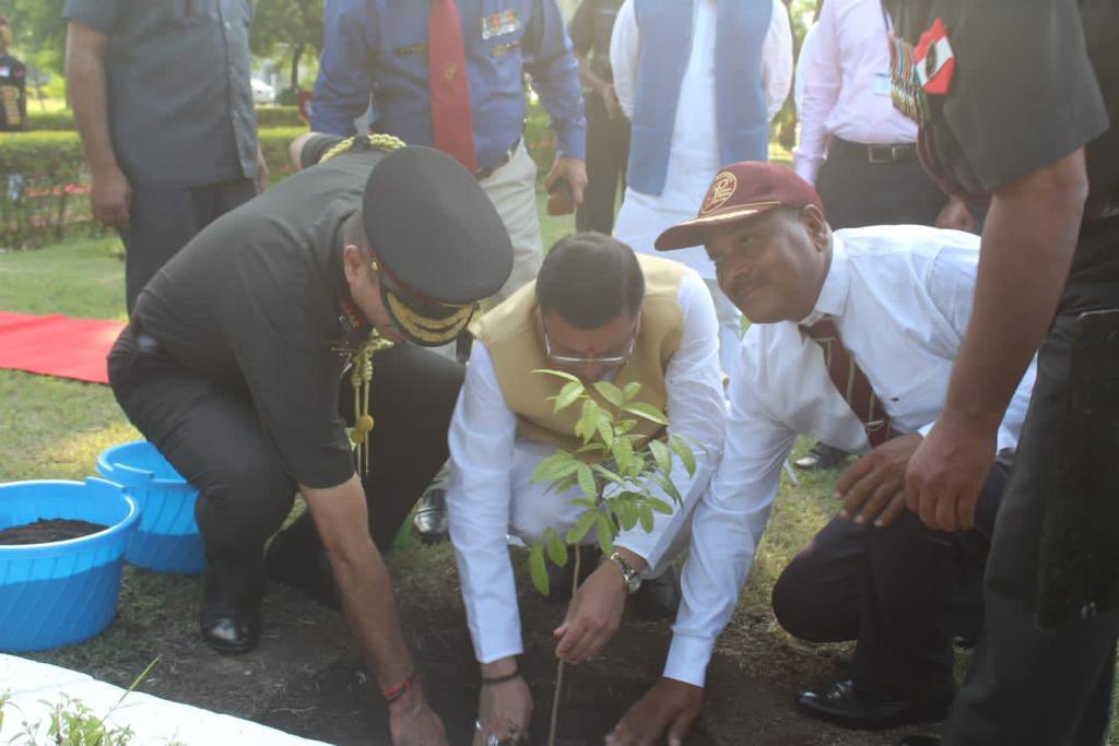 IaSouthern's tweet photo. Chief Minister, #Uttarakhand, Shri @pushkardhami visited Mahar Regimental Centre at #Saugor today. He is closely associated with the regiment because of his father, Late Subedar Sher Singh who served in this Regiment for 28 long years.
#SouthernCommand https://t.co/2DIgkaVp6n