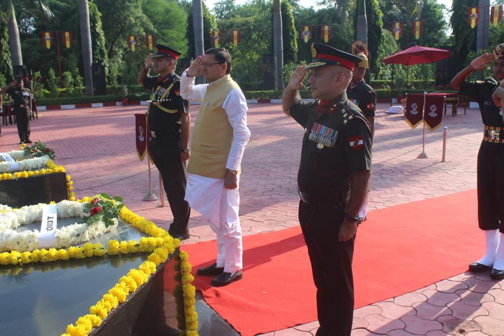 IaSouthern's tweet photo. Chief Minister, #Uttarakhand, Shri @pushkardhami visited Mahar Regimental Centre at #Saugor today. He is closely associated with the regiment because of his father, Late Subedar Sher Singh who served in this Regiment for 28 long years.
#SouthernCommand https://t.co/2DIgkaVp6n