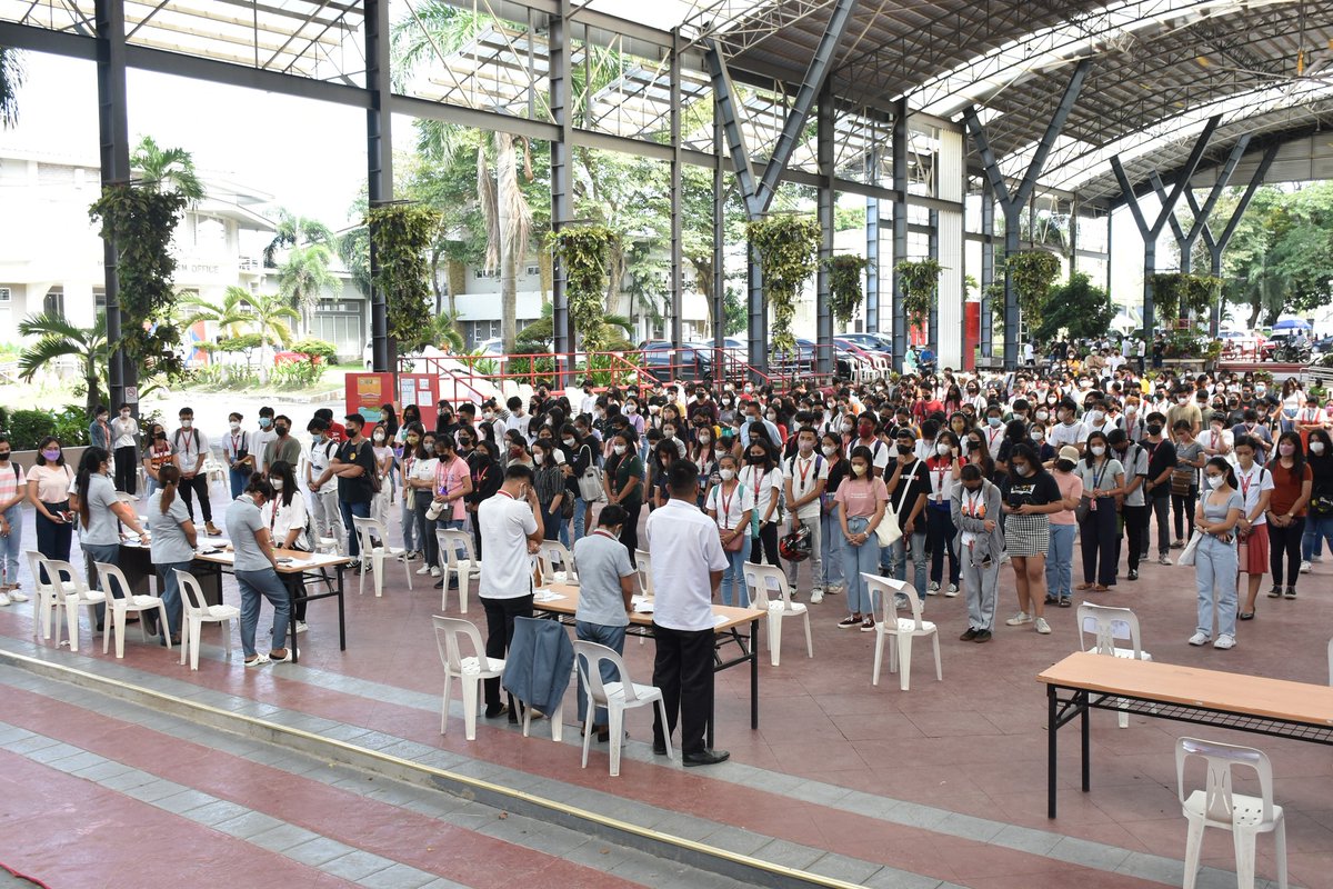 batspiocapitol's tweet photo. #HelpInMotion: Pinasimulan ngayong araw, ika-17 ng Oktubre 2022, ang pamamahagi ng financial assistance sa mga iskolar ng Kapitolyo para sa 1st semester ng Academic Year 2022-2023 sa Regina R. Mandanas Memorial DREAM Zone, Capitol Compound, Lungsod ng Batangas. https://t.co/YIMe0WURgw