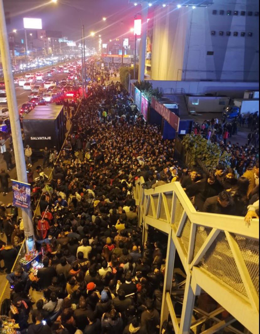 ⚠️Sábado: salida del concierto de Calamaro en el Arena Peru, al lado del JockeyPlaza.Un embudo q en una circunstancia de emergencia sería una trampa letal. Pregunto: ¿hay protocolos de salida? ¿Vías seguras de evacuación? ¿Protocolos de seguridad? Se viene concierto de JLGuerra😨