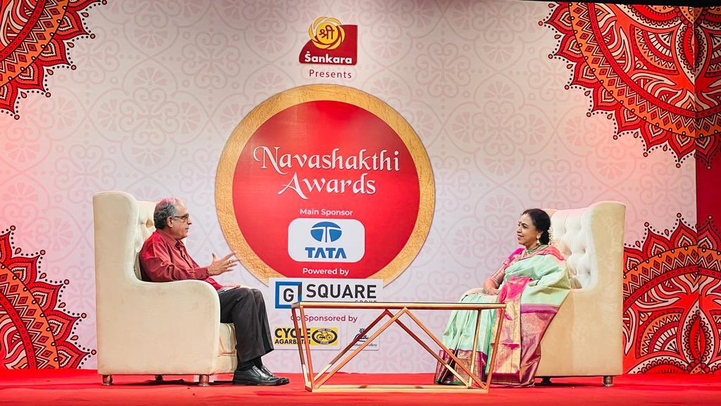 RagunathanSudha's tweet photo. The Navashakthi Award and a chat afterwards….to be relayed on Sankara TV. Thank you Sankara TV for the recognition.
#award #sudharagunathanaward #sudharagunathan #sankaratv #awardforwomenachievers #awardformusic #musicalconversations https://t.co/ZLJACN9GfZ